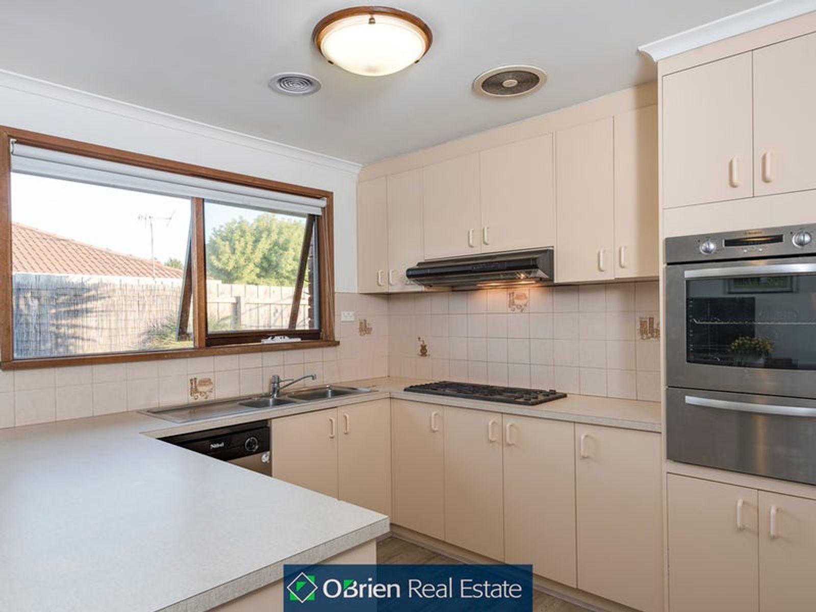 15 Laggan Court, Endeavour Hills, VIC 3802, Endeavour Hills - Thumbnail 2