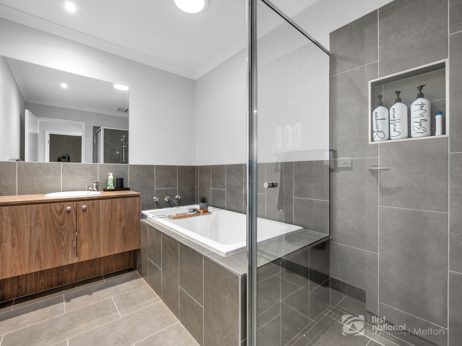 012 Open2view ID938904 42 Wiltshire Boulevard  Thornhill Park