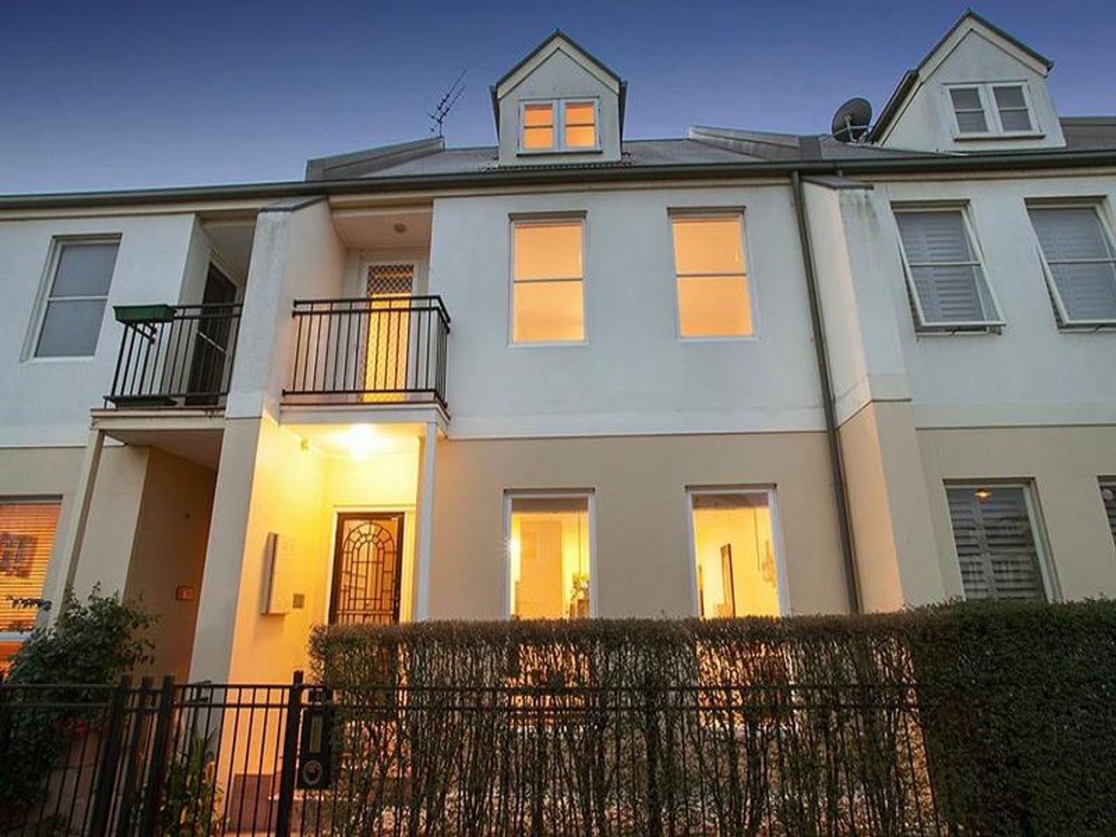 49 The Crescent, Kensington - Thumbnail 2