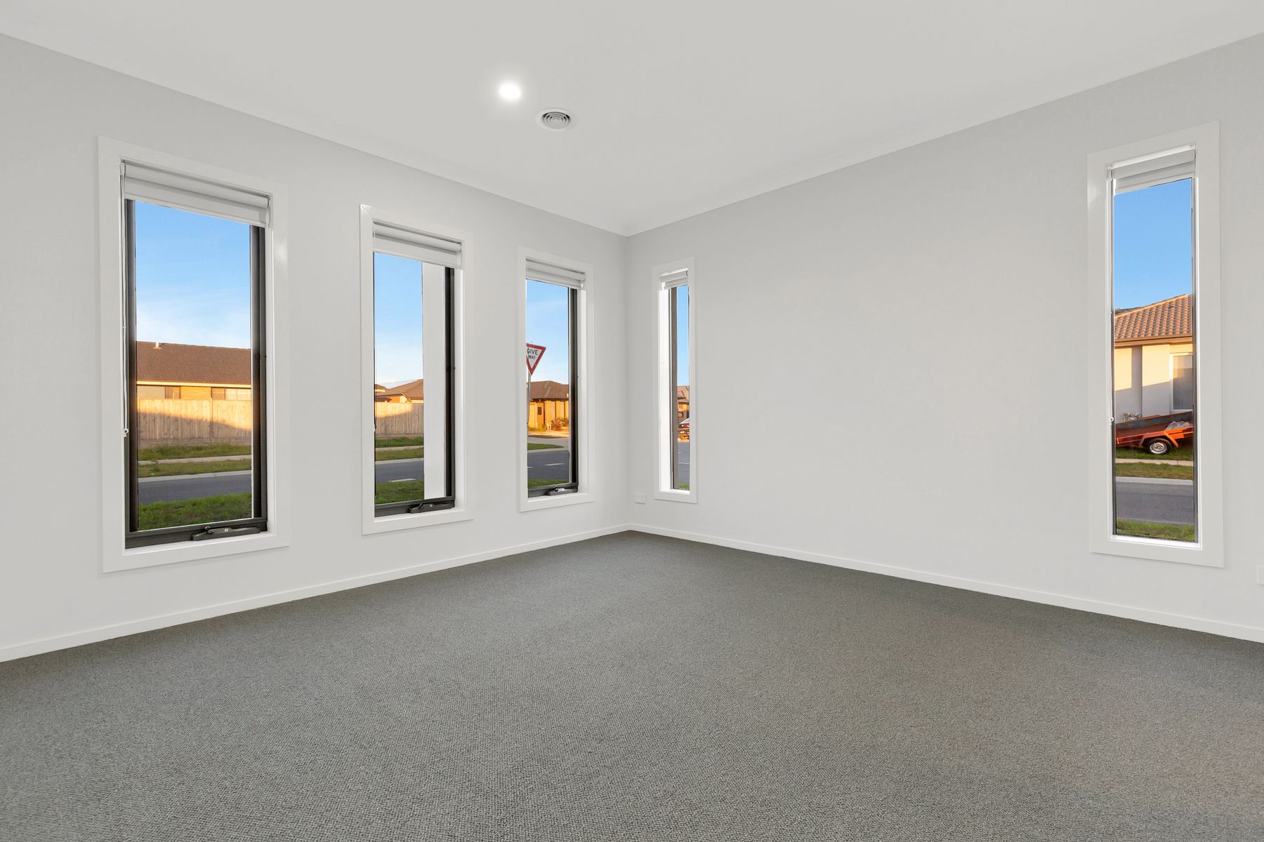 161 Thoroughbred Drive, Clyde North, VIC 3978, Clyde North - Thumbnail 3