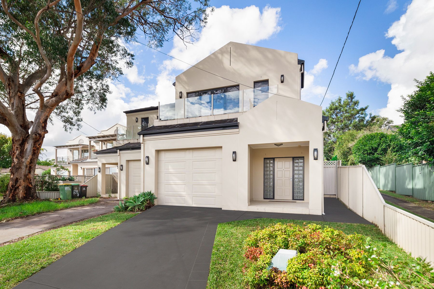 855 Henry Lawson Drive, Picnic Point NSW 2213