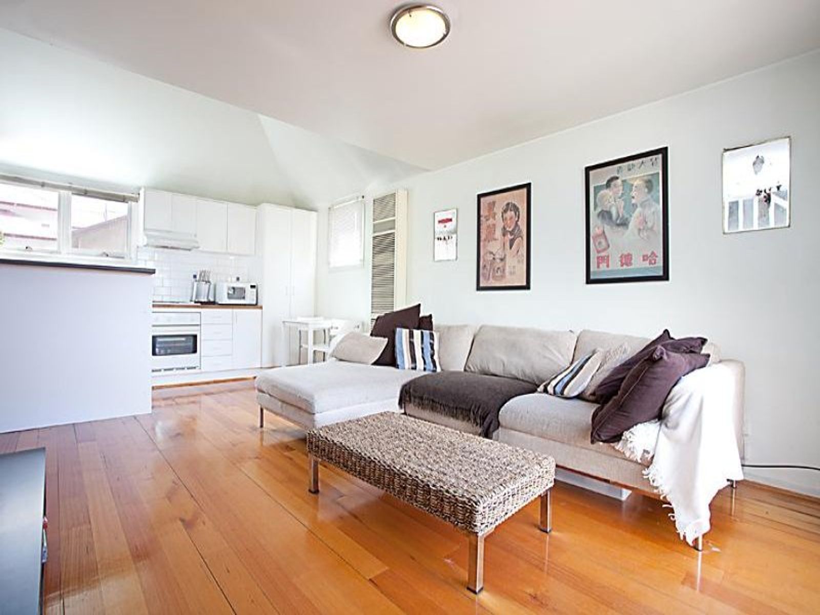8 Hardwick Lane, Kensington - Thumbnail 2