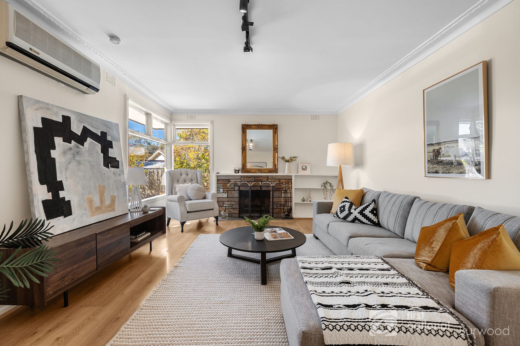2 Oxley Close, Glen Waverley VIC 3150, Glen Waverley - Thumbnail 2