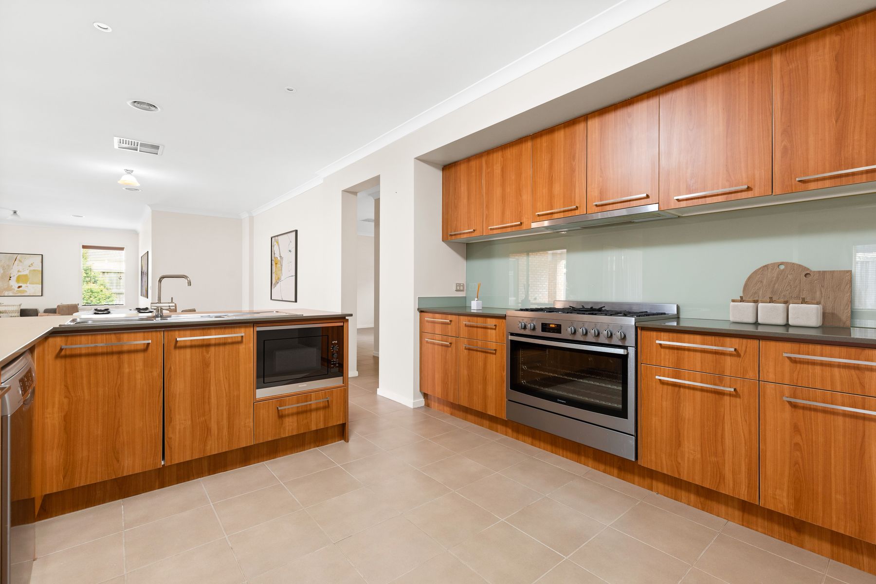 5 Hyacinth Place, Point Cook VIC 3030, Point Cook - Thumbnail 3
