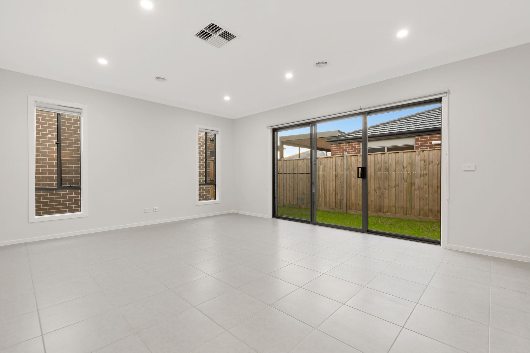 161 Thoroughbred Drive, Clyde North, VIC 3978, Clyde North - Thumbnail 8