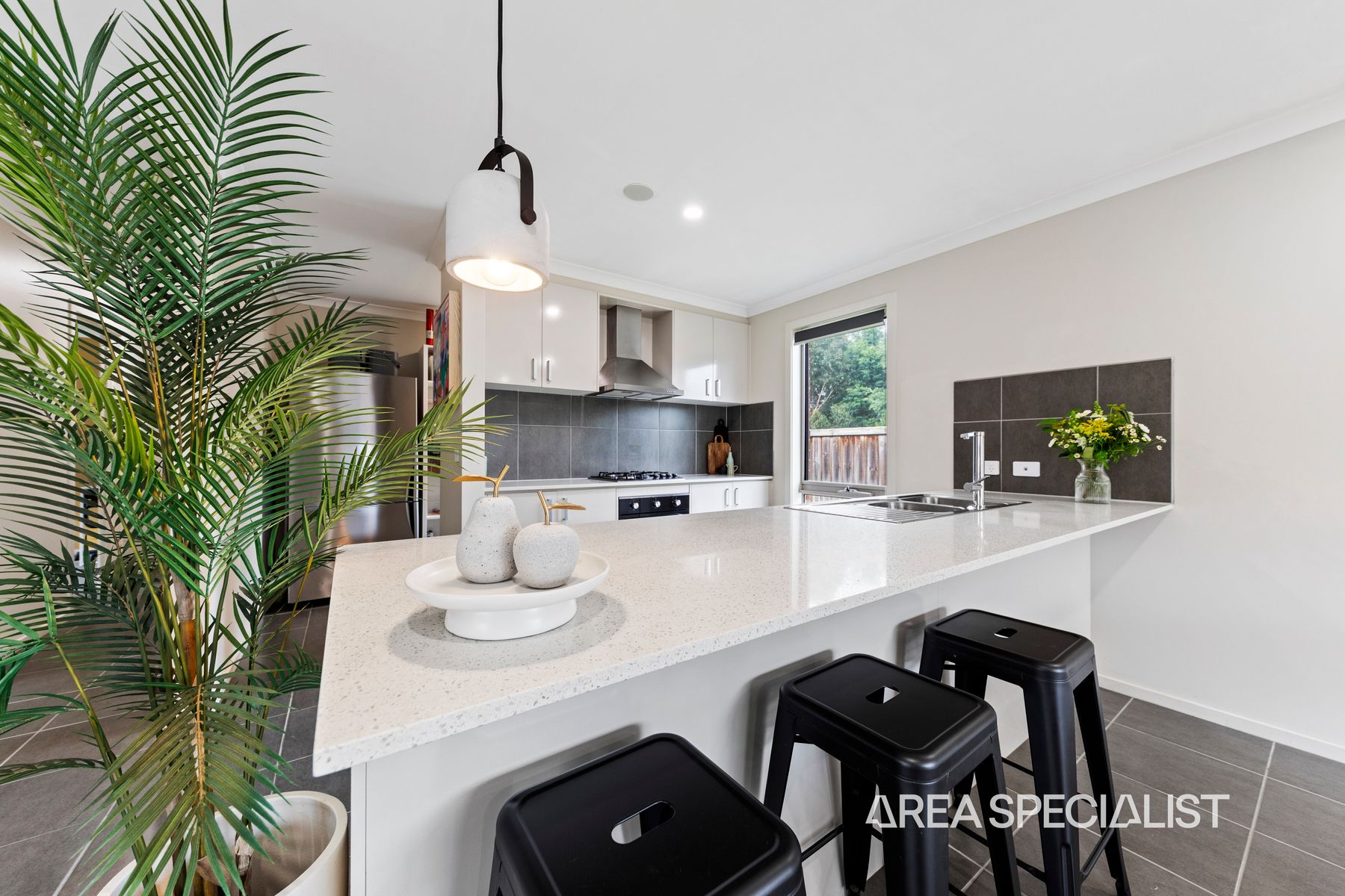 14 Elmside Avenue, Warragul, Warragul - Thumbnail 2
