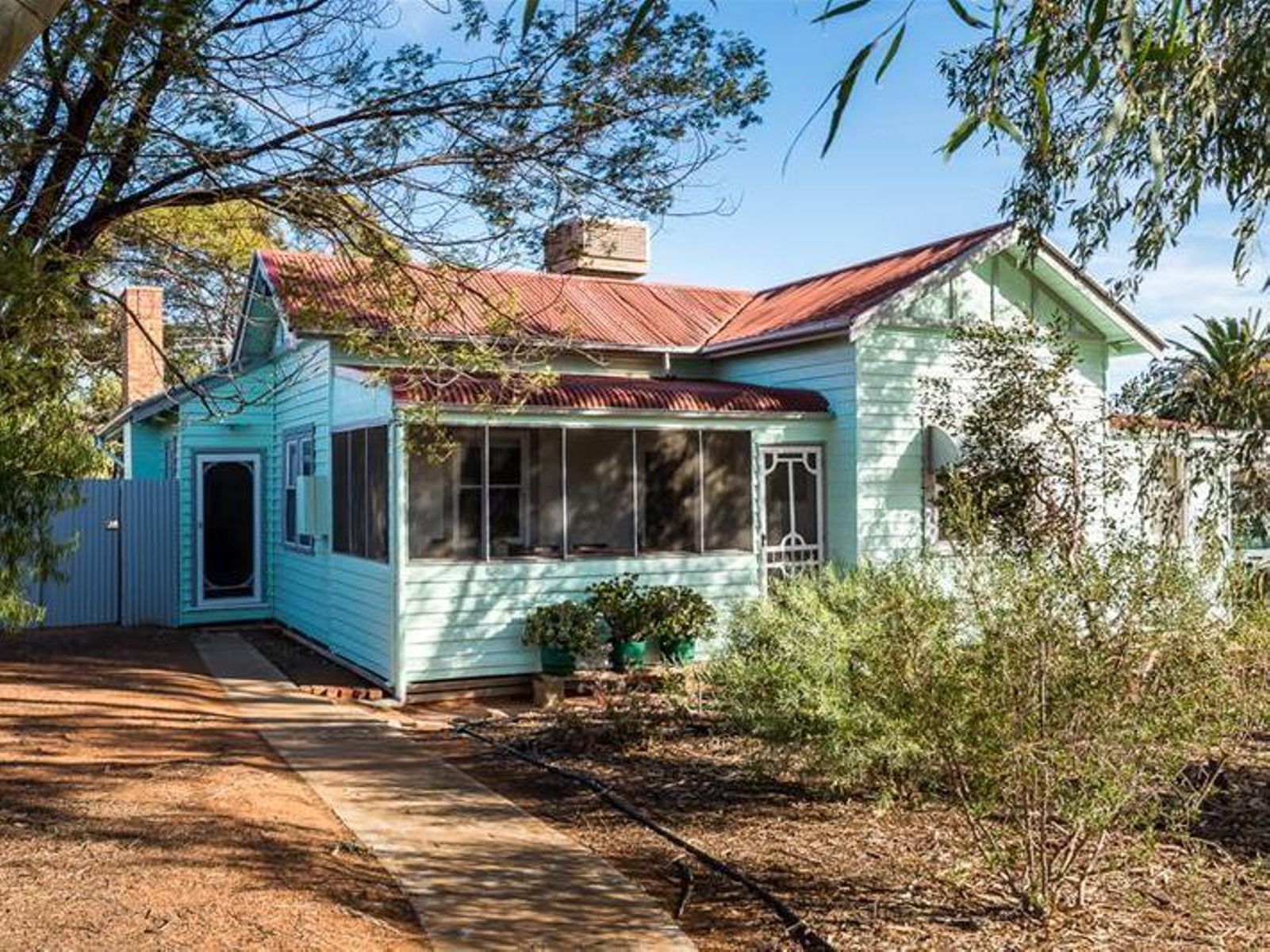 16 Box Street