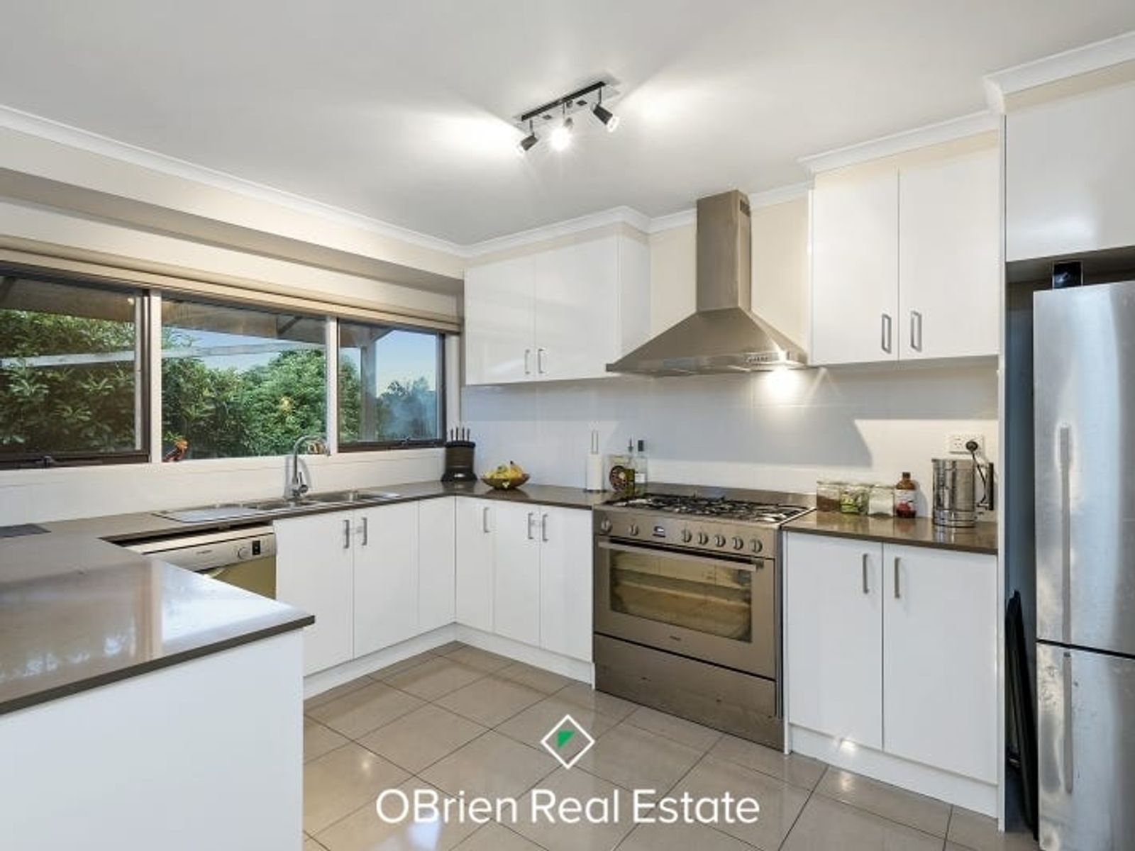 27 John Edgcumbe Way, Endeavour Hills, VIC 3802, Endeavour Hills - Thumbnail 2
