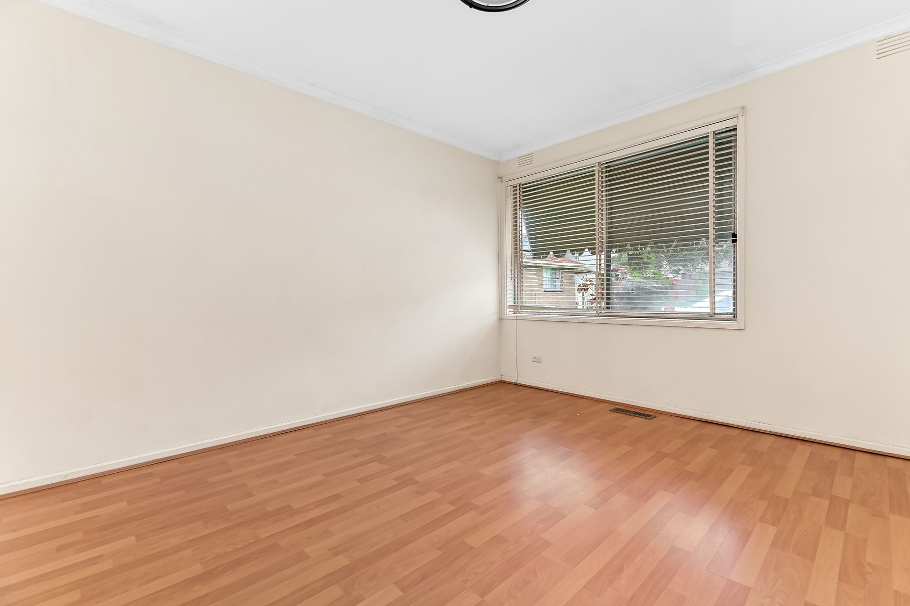 7 27 Noble Street   Web 5