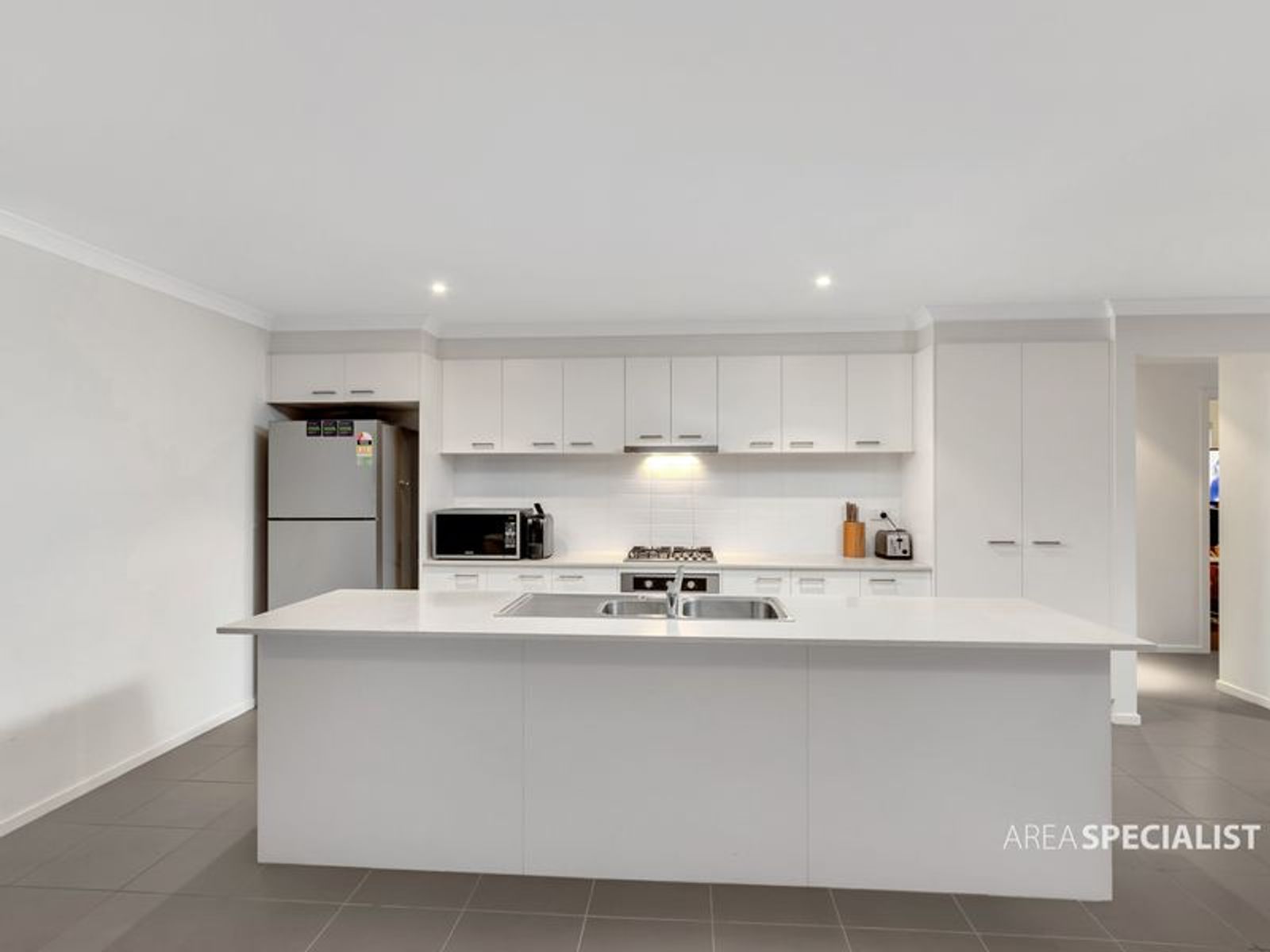 28 Benedetto Crescent, Cranbourne East, VIC 3977, Cranbourne East - Thumbnail 3