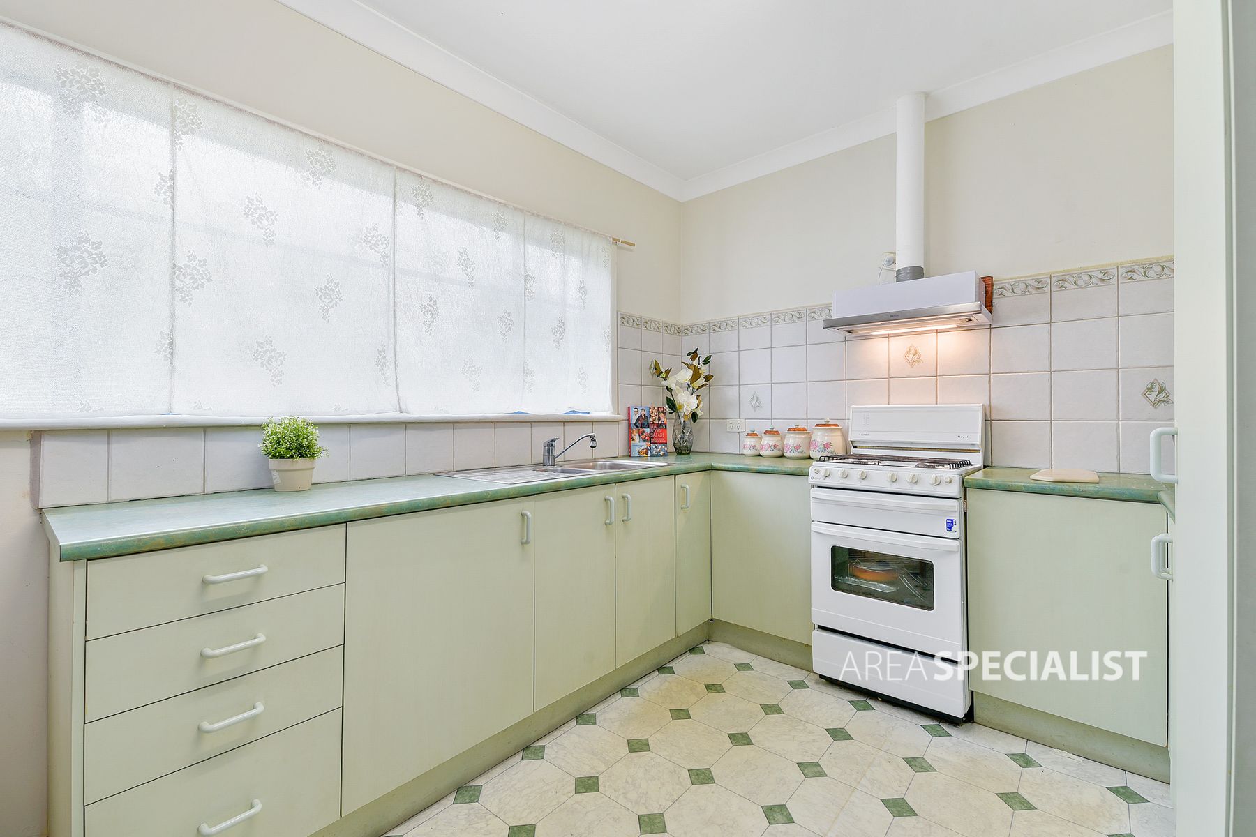 110 Rooks Rd Web 6