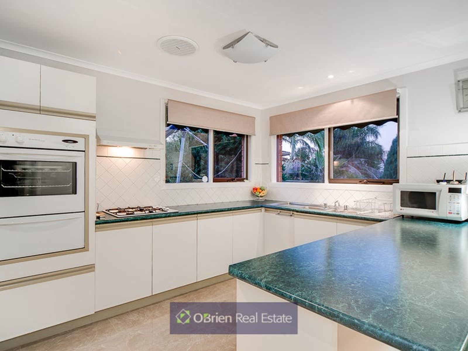 10 Sienna Crescent, Endeavour Hills, VIC 3802, Endeavour Hills - Thumbnail 2