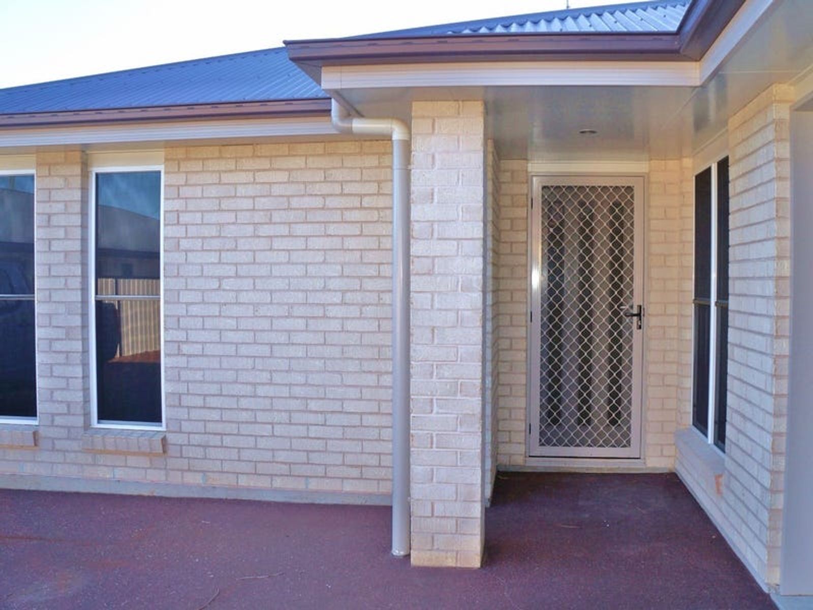 Unit 2/54 Windmill Road, Chinchilla QLD 4413 - Image 1