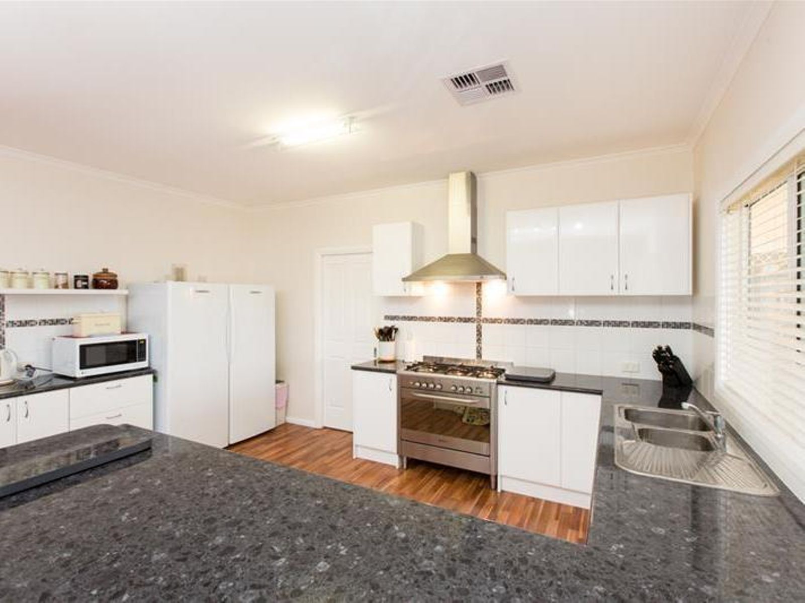 2988 Eleventh Street, Nichols Point - Thumbnail 3