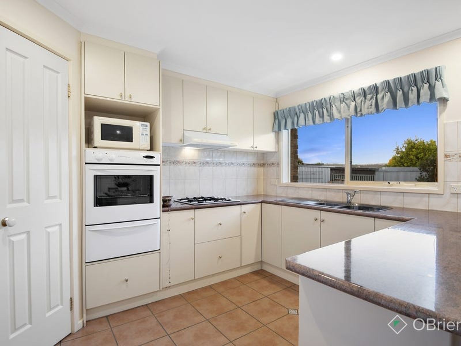 9 Portland Place, Endeavour Hills, VIC 3802, Endeavour Hills - Thumbnail 3
