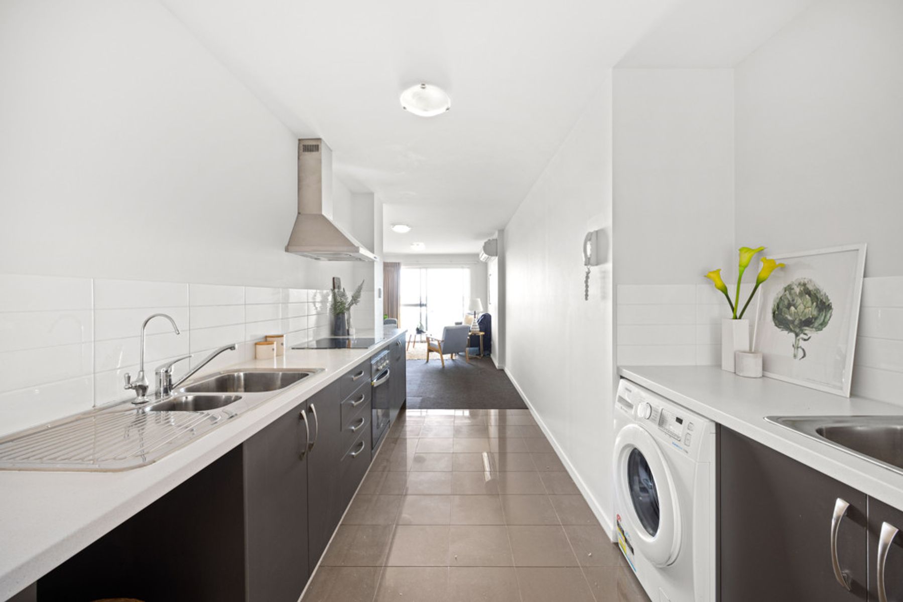 33/44, Mawson Lakes - Thumbnail 2