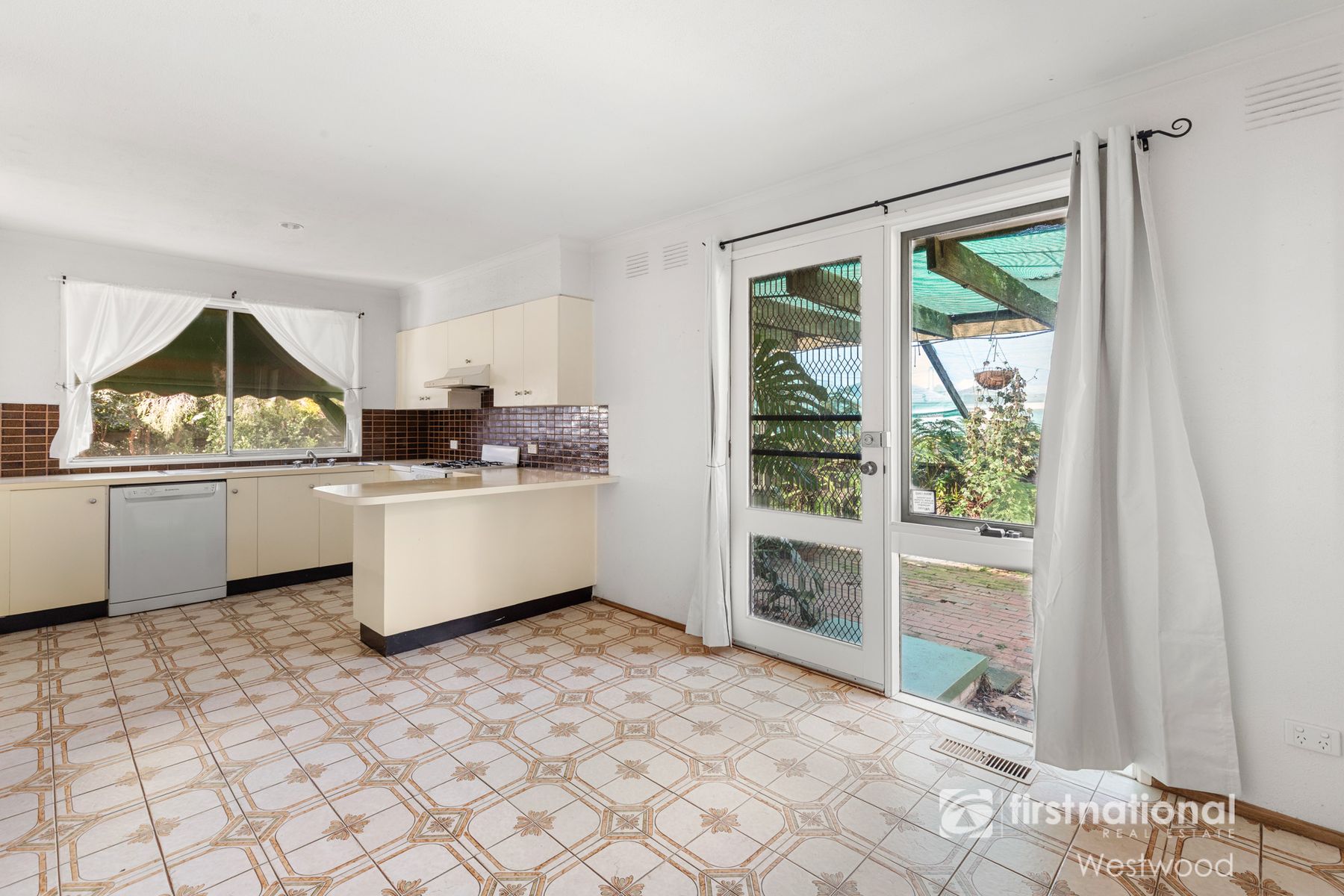 6 Shoalhaven Street, Werribee VIC 3030, Werribee - Thumbnail 2