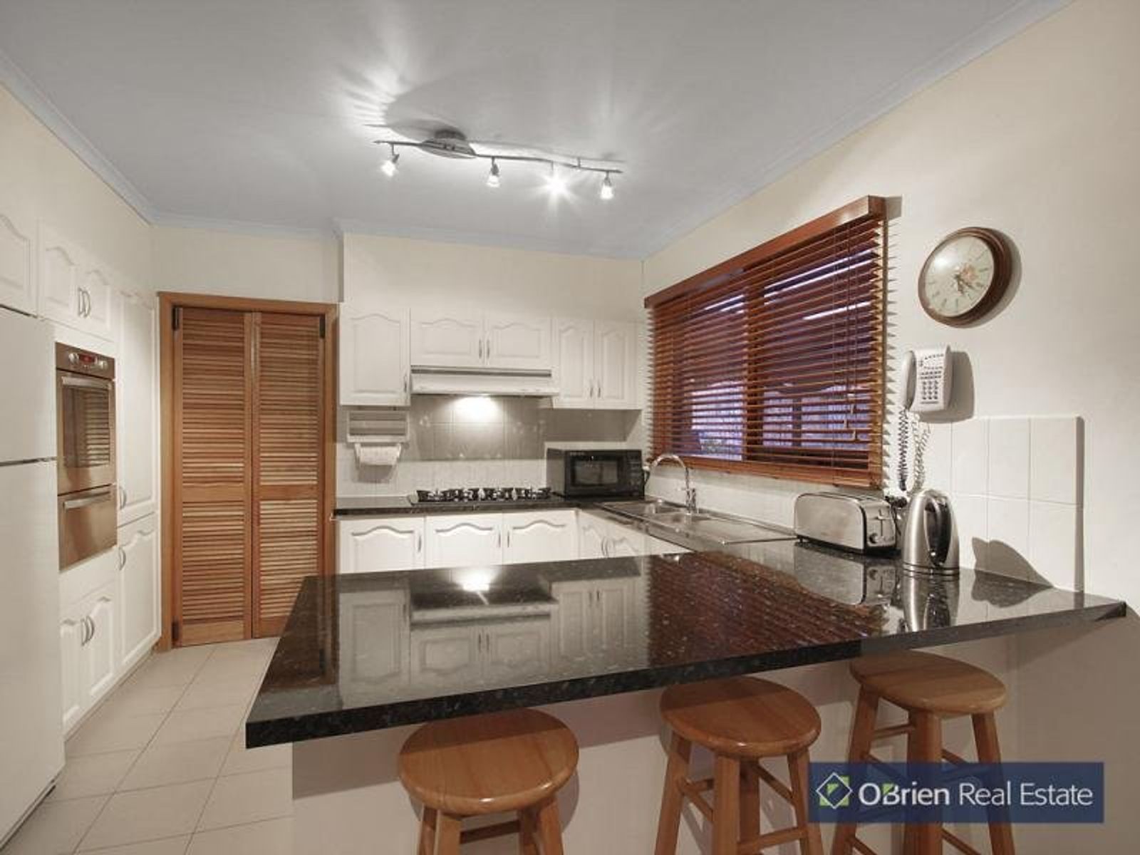 19 Huxley Crescent, Endeavour Hills, VIC 3802, Endeavour Hills - Thumbnail 2