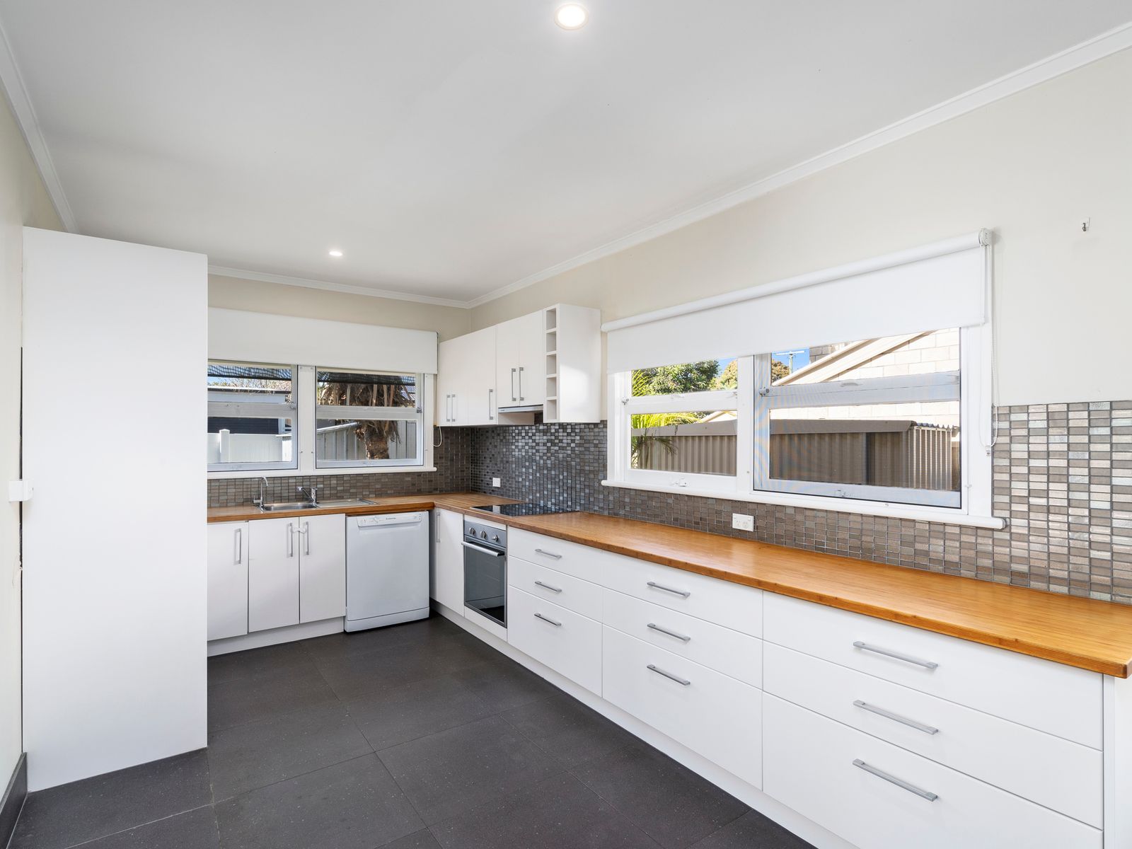 53 Deakin Avenue, Southport, QLD 4215, Southport - Thumbnail 4