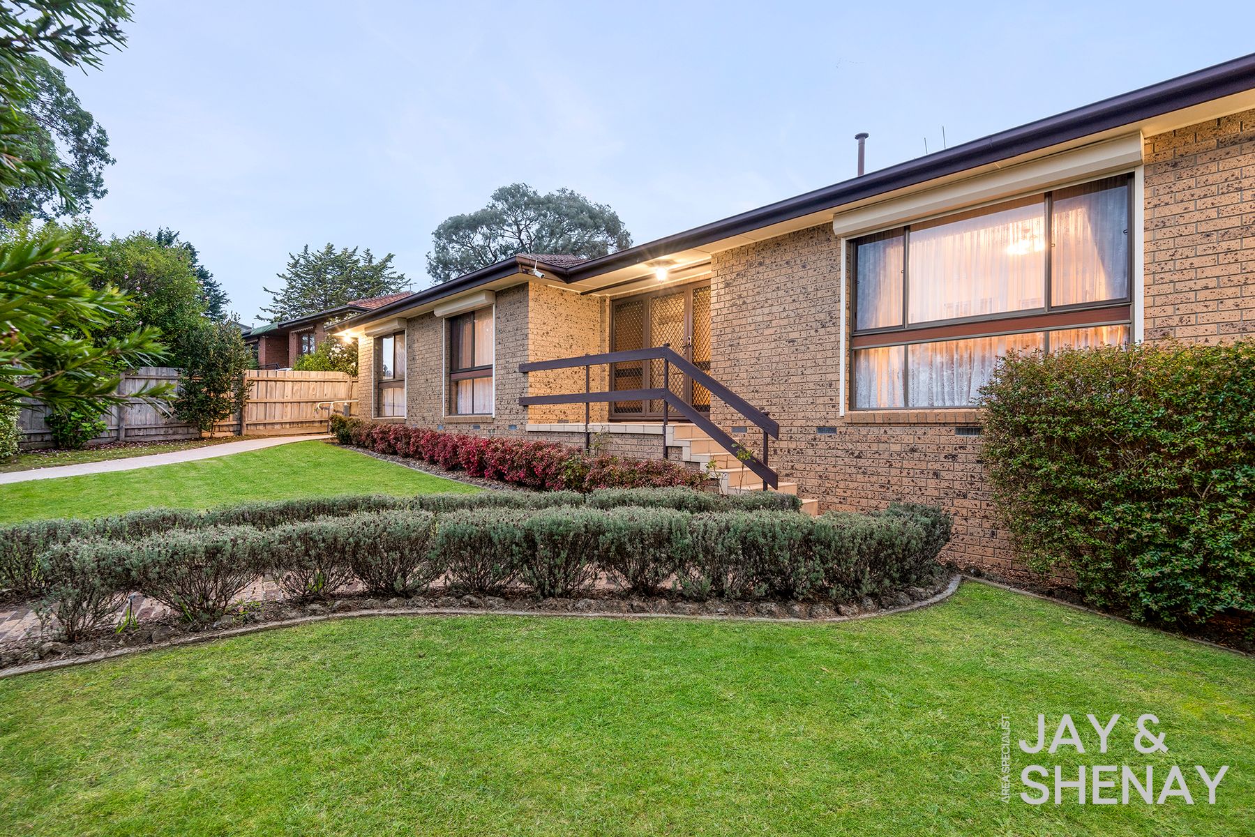 9 Joseph Banks Crescent, Endeavour Hills, Endeavour Hills - Thumbnail 2