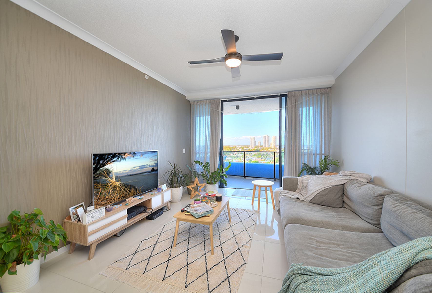 21004 5 Harbour side court Biggera Waters Anna Tang 03 Best Agent