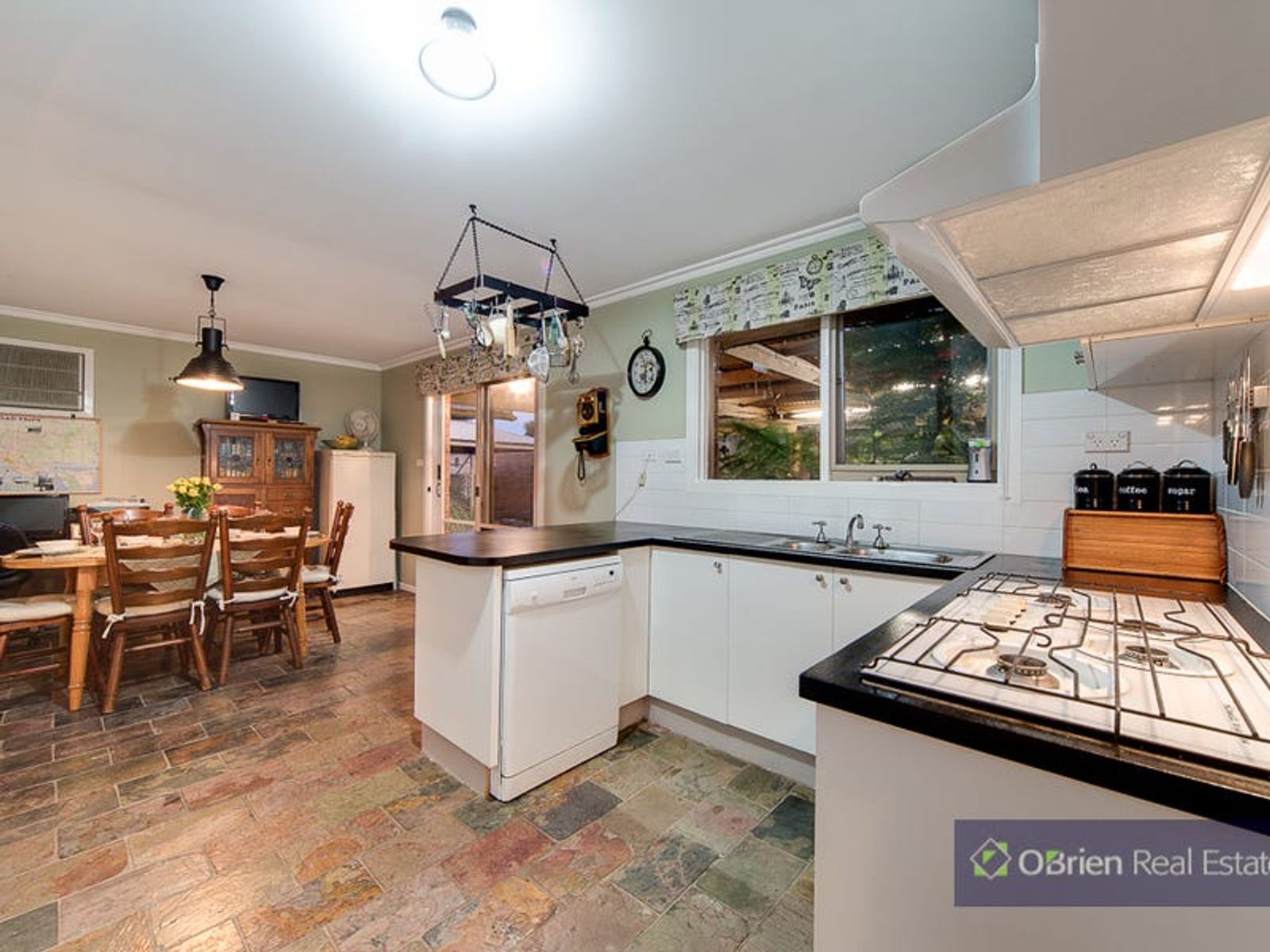 7 Laggan Court, Endeavour Hills, VIC 3802, Endeavour Hills - Thumbnail 2