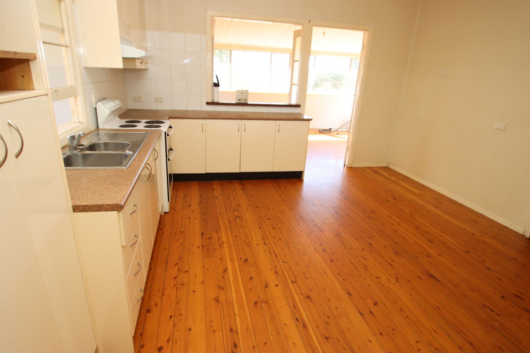 180 Cowper Street, Tenterfield NSW 2372, Tenterfield - Thumbnail 5