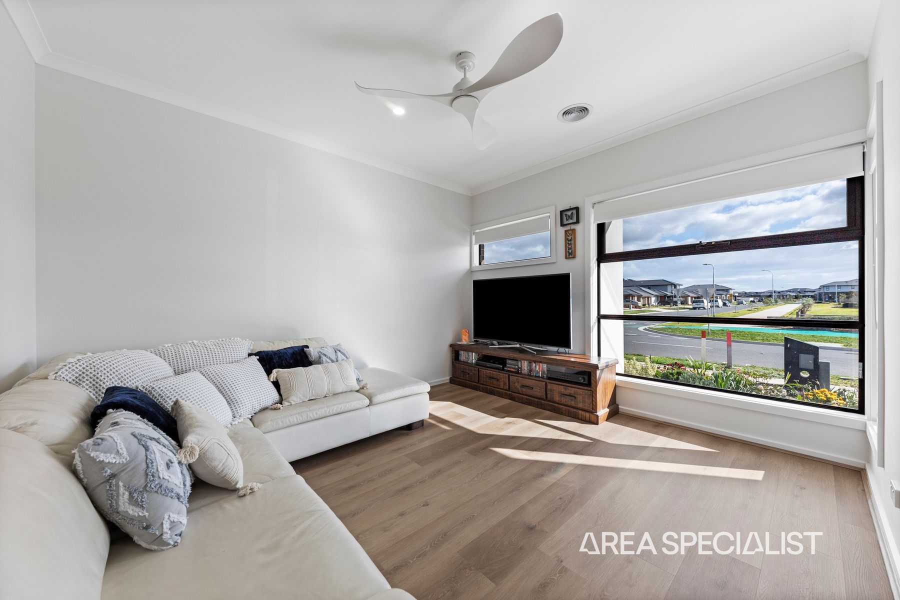 12 Undara Road, Clyde North, VIC 3978, Clyde North - Thumbnail 3