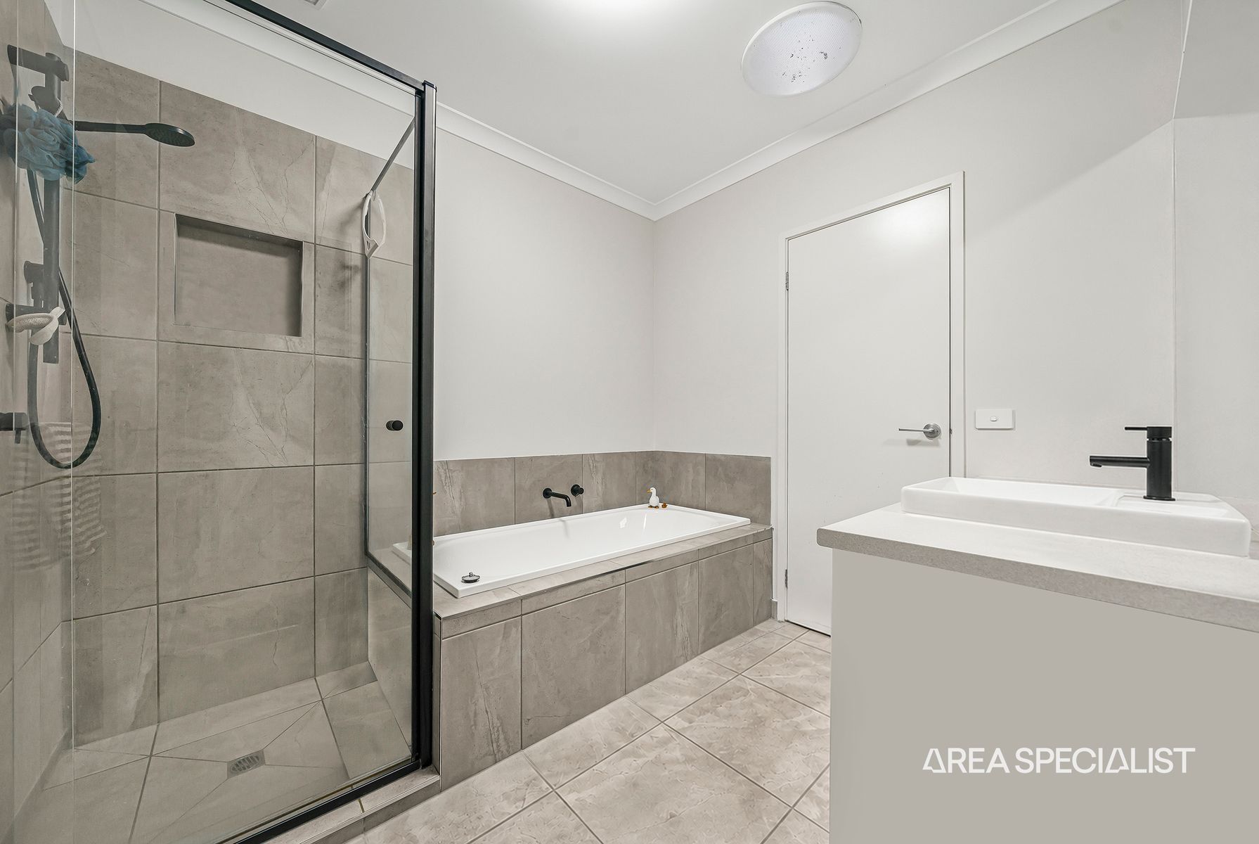 39 Inglewood Drive, Werribee, Werribee - Thumbnail 2