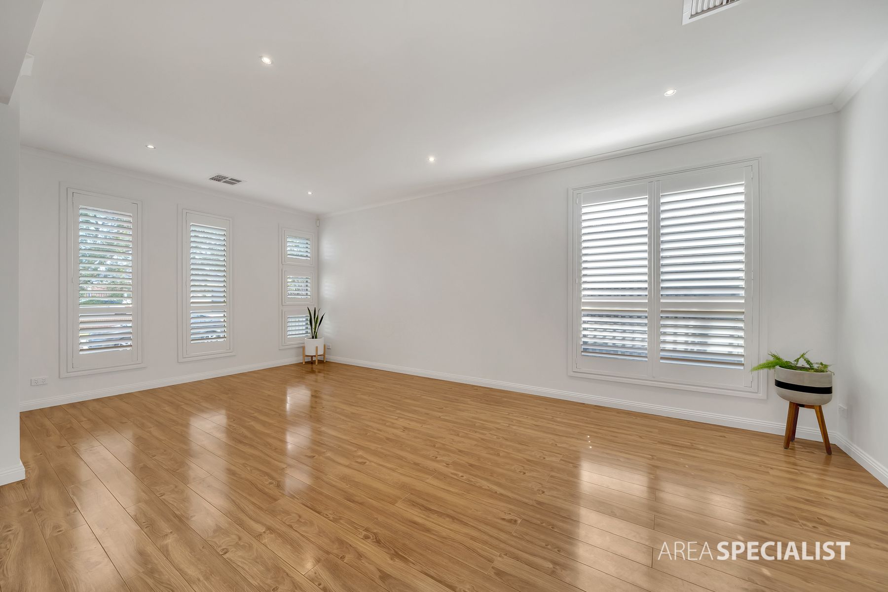 4 Penton Way, Lynbrook, Lynbrook - Thumbnail 2