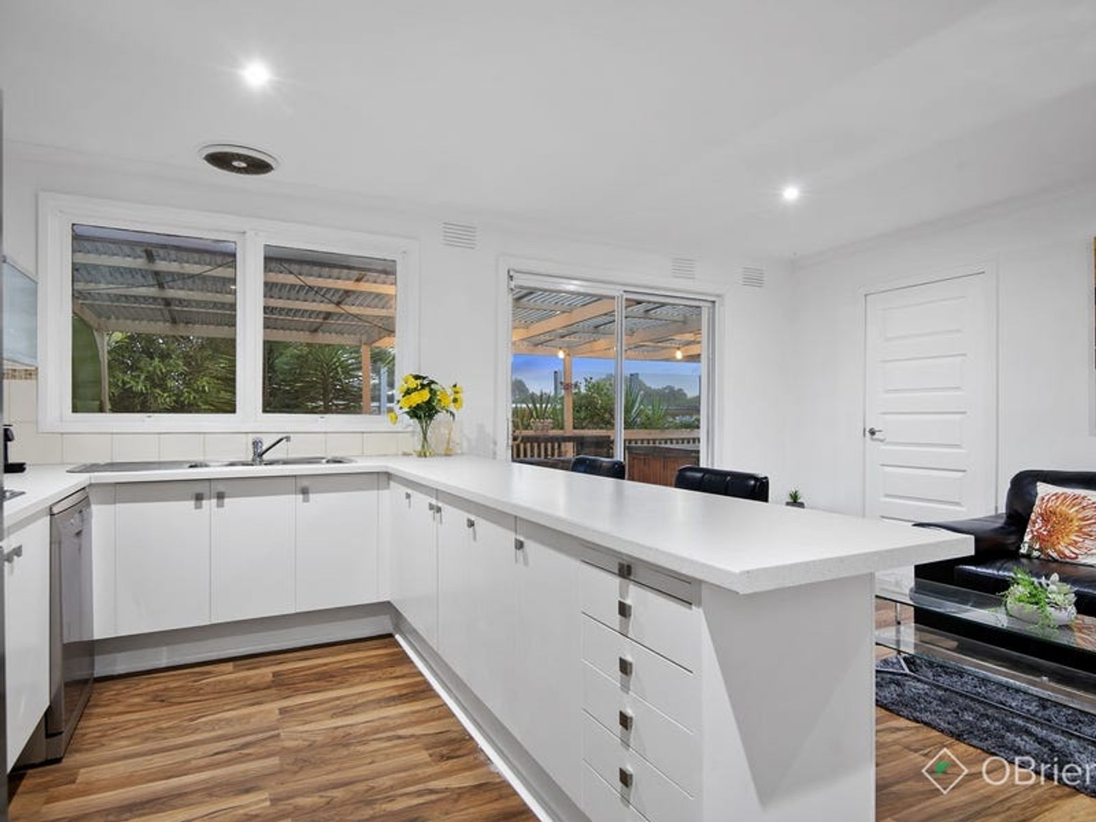 14 Ravenhill Crescent, Endeavour Hills, VIC 3802, Endeavour Hills - Thumbnail 3