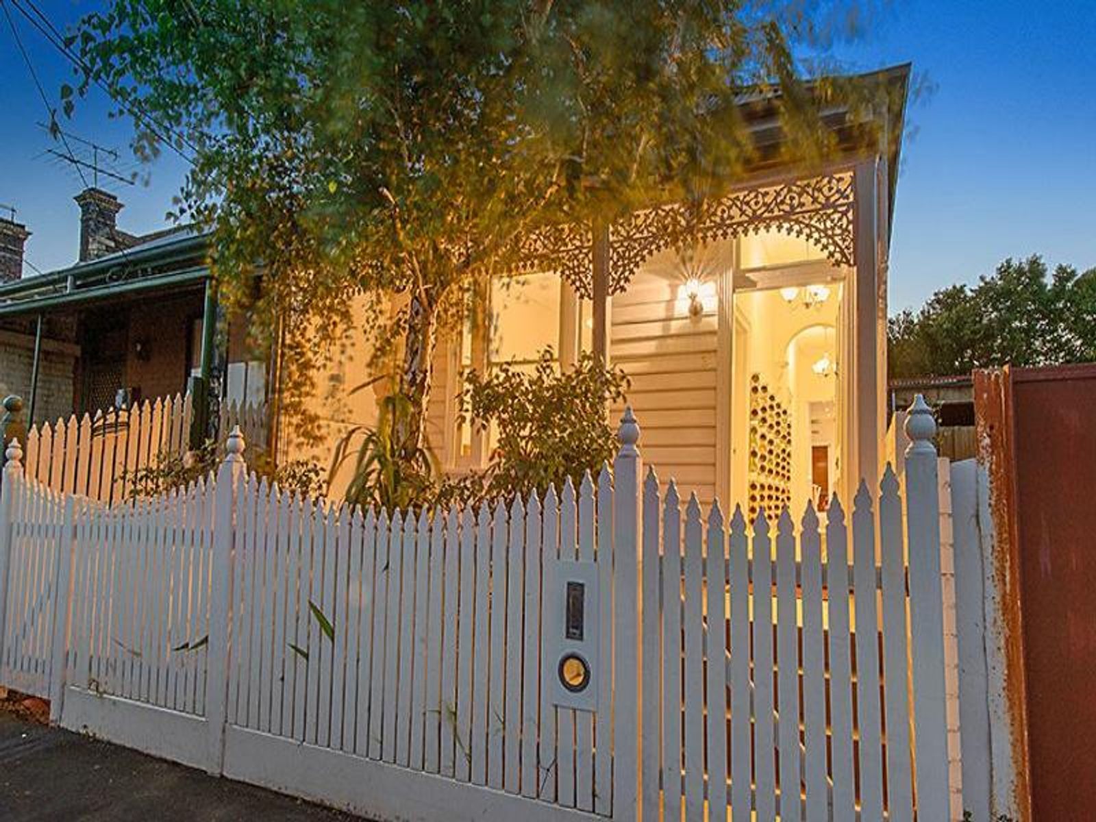 2 Barnett Street, Kensington - Thumbnail 2