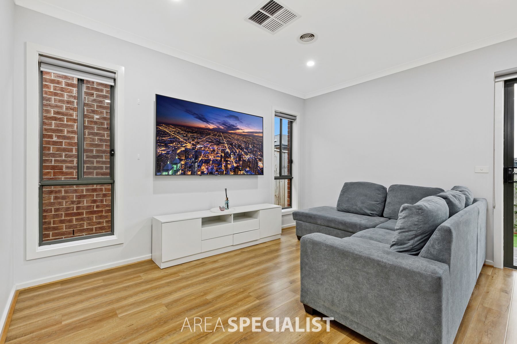 27 Barcelona Avenue, Clyde North, VIC 3978, Clyde North - Thumbnail 2