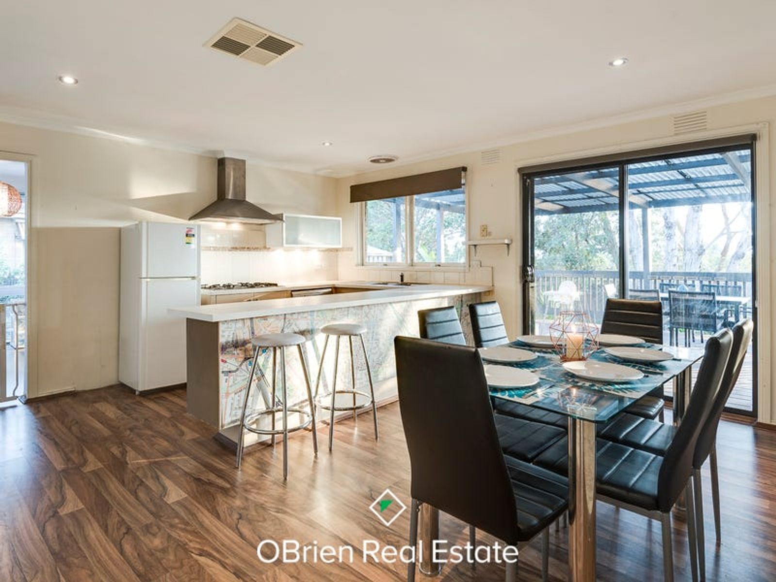 14 Ravenhill Crescent, Endeavour Hills, VIC 3802, Endeavour Hills - Thumbnail 2