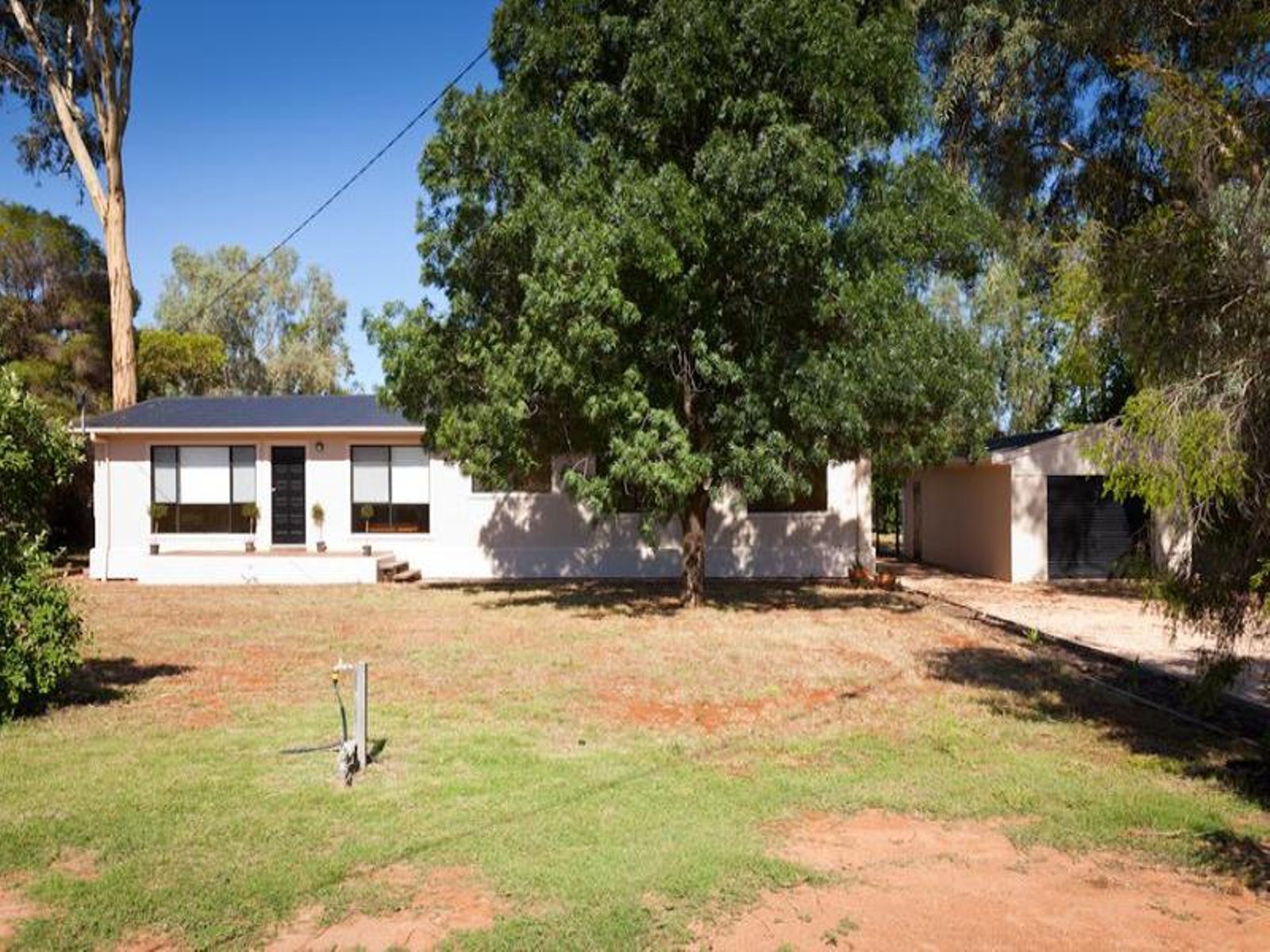 687 Cureton Avenue, Nichols Point - Thumbnail 2