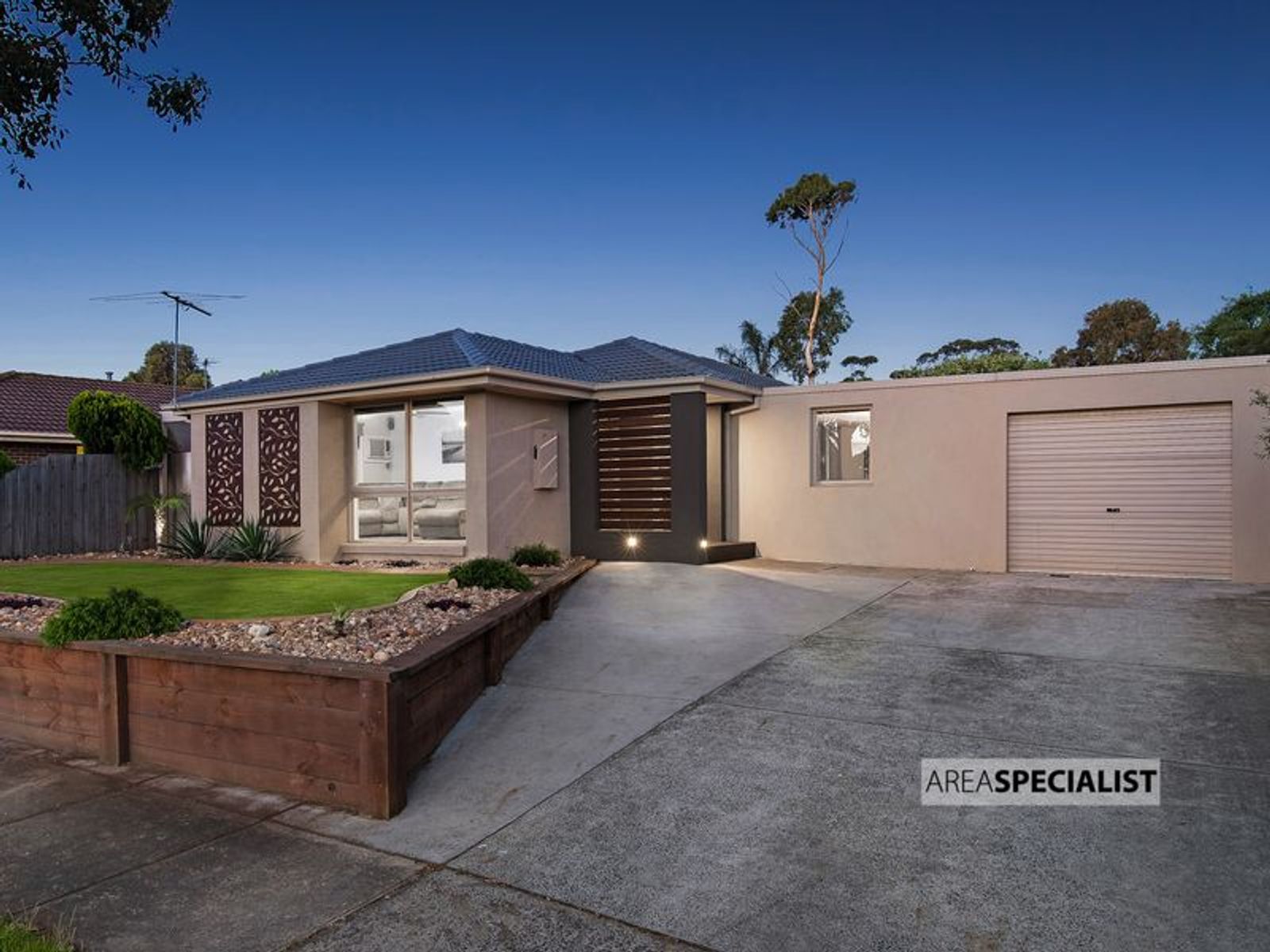 10 Blaxland Avenue, Cranbourne North, VIC 3977