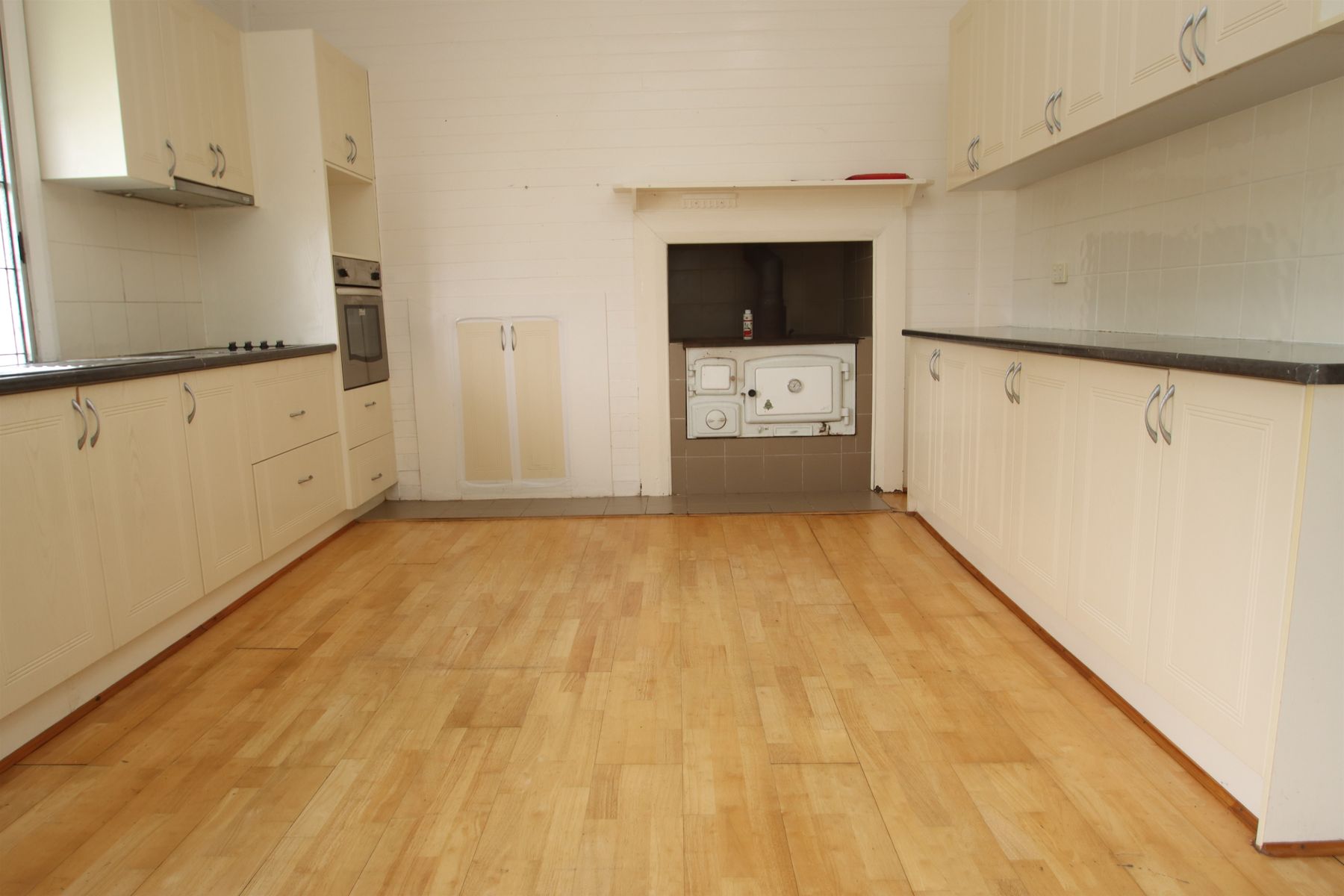 8 Erindee Avenue, Tenterfield NSW 2372, Tenterfield - Thumbnail 3