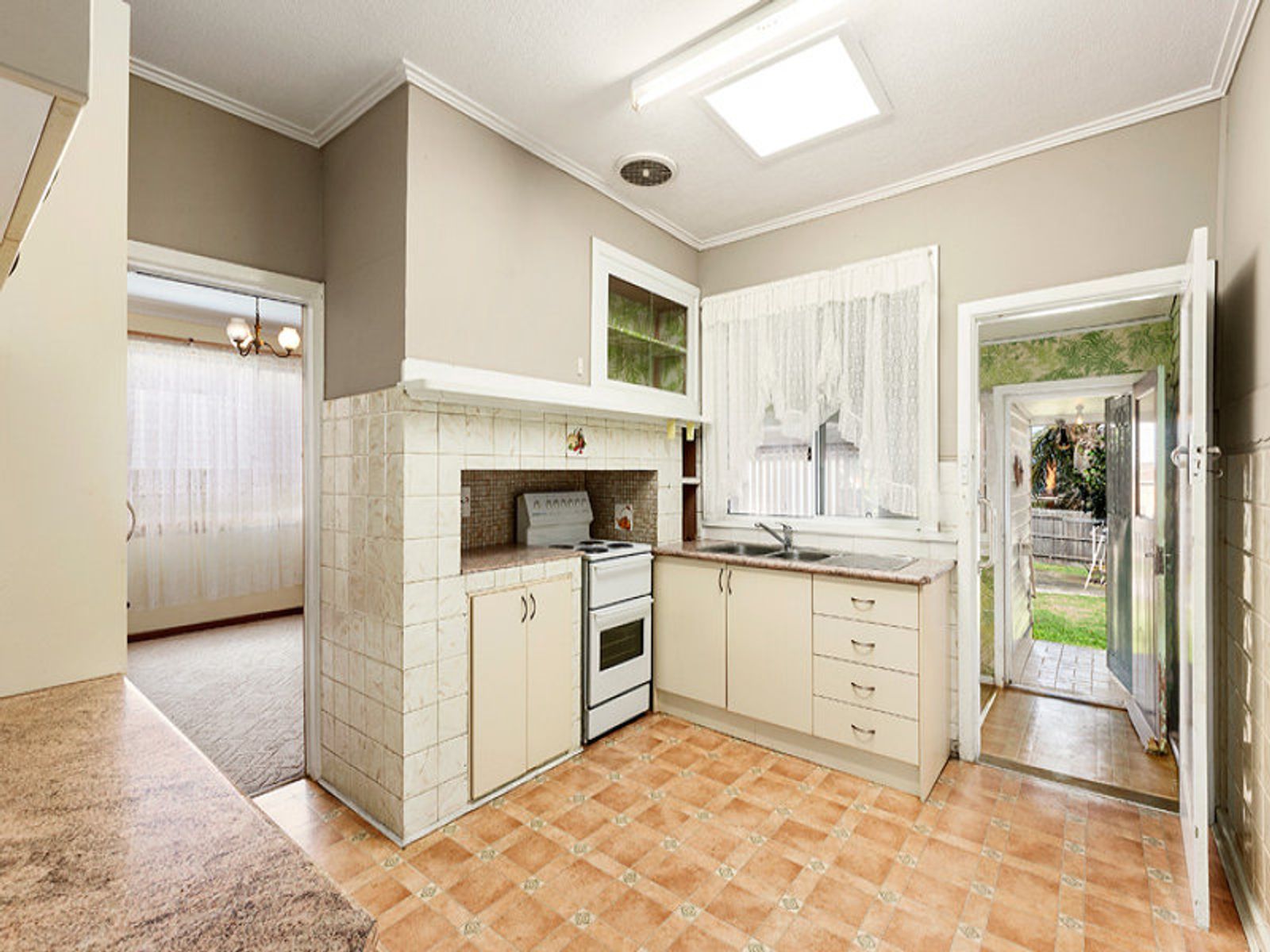 37 Loongana Avenue, Glenroy - Thumbnail 8