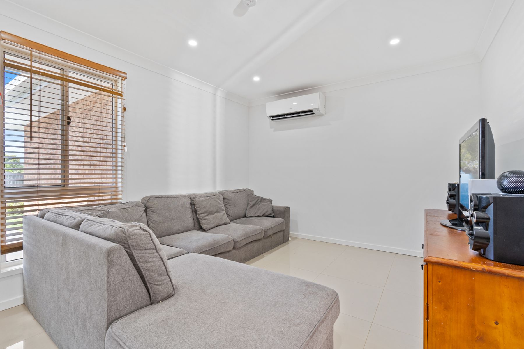 25 Sebastian Avenue, Rosemeadow NSW 2560, Rosemeadow - Thumbnail 2