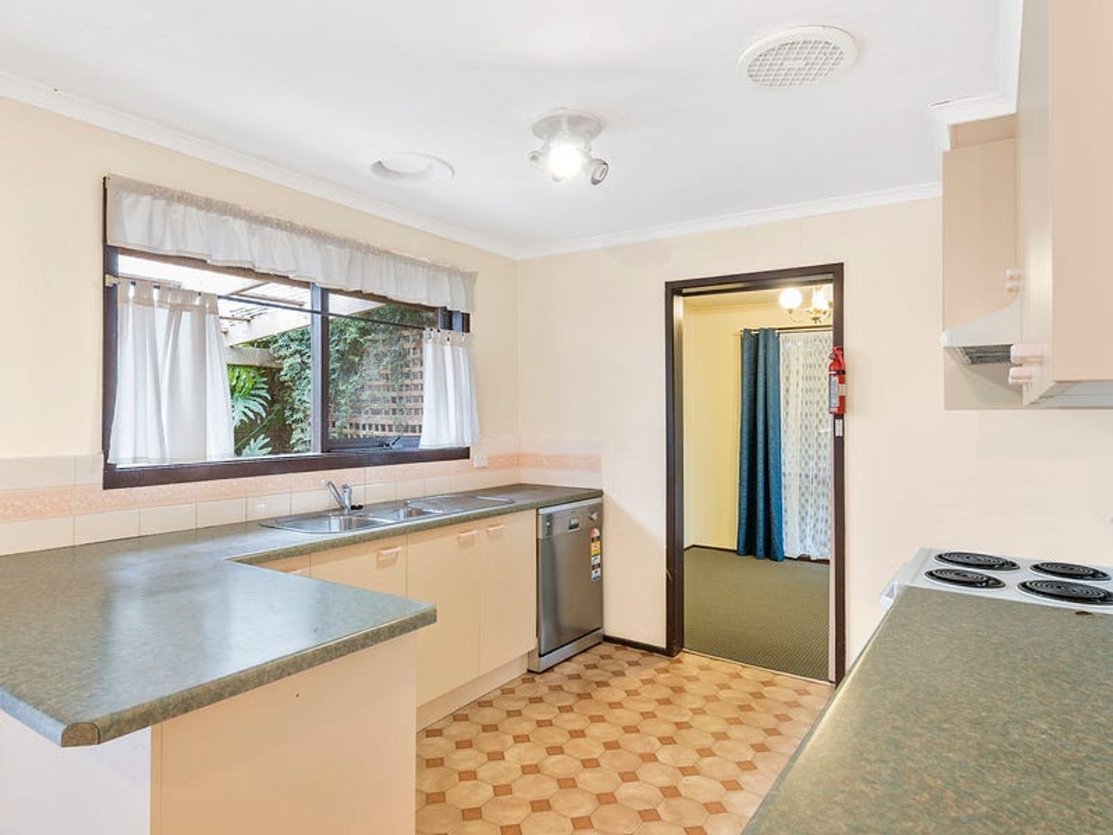 4 Hutchins Avenue, Endeavour Hills, VIC 3802, Endeavour Hills - Thumbnail 3