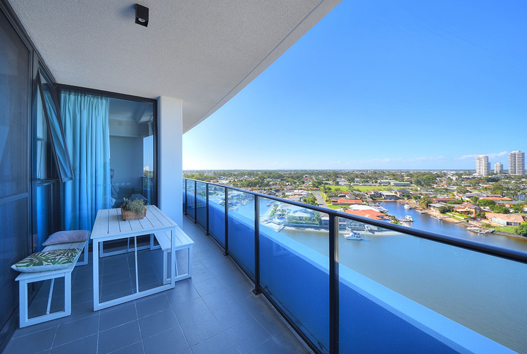 21004 5 Harbour side court Biggera Waters Anna Tang 02 Best Agent