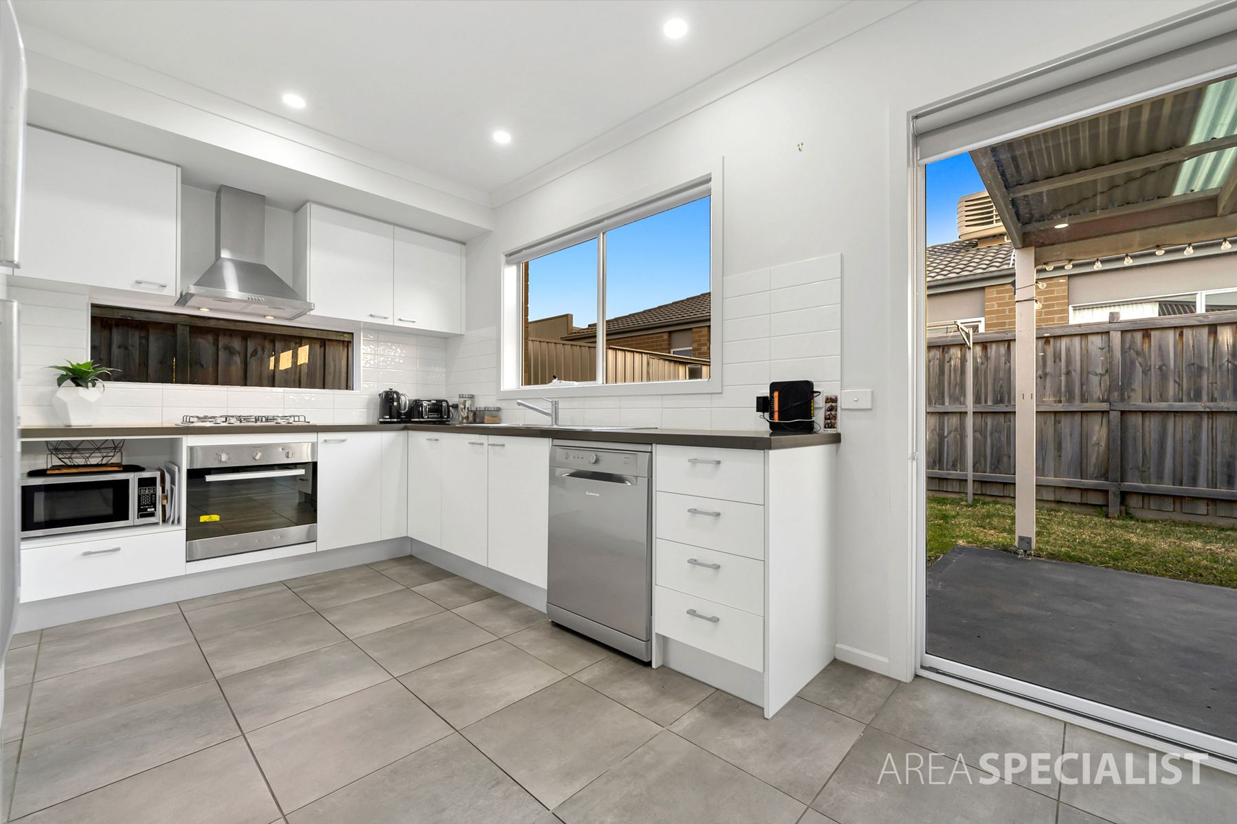 9 Freiberger Grove, Clyde North, VIC 3978, Clyde North - Thumbnail 3