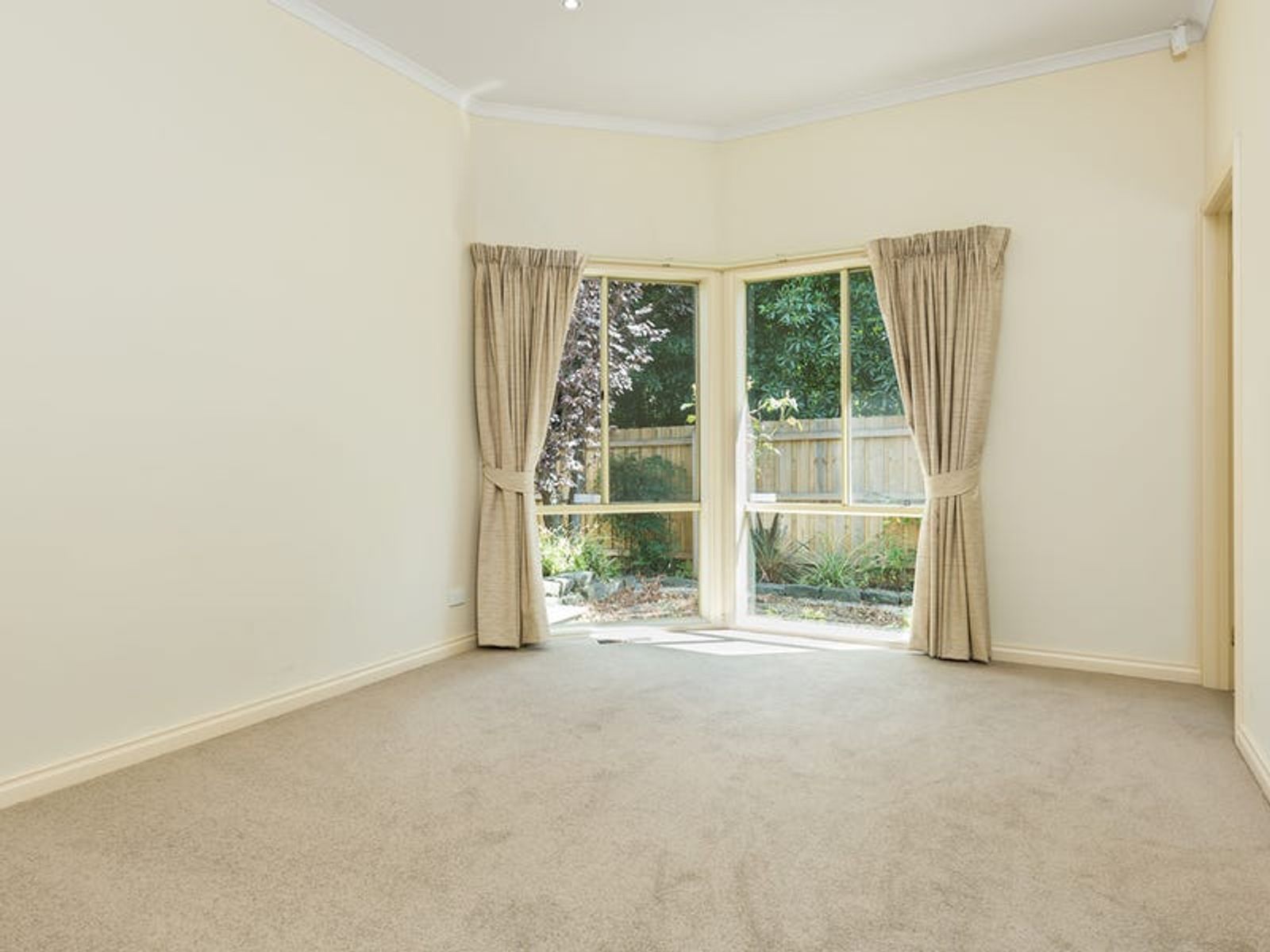 2/11 Cambridge Drive, Glen Waverley, VIC 3150, Glen Waverley - Thumbnail 4