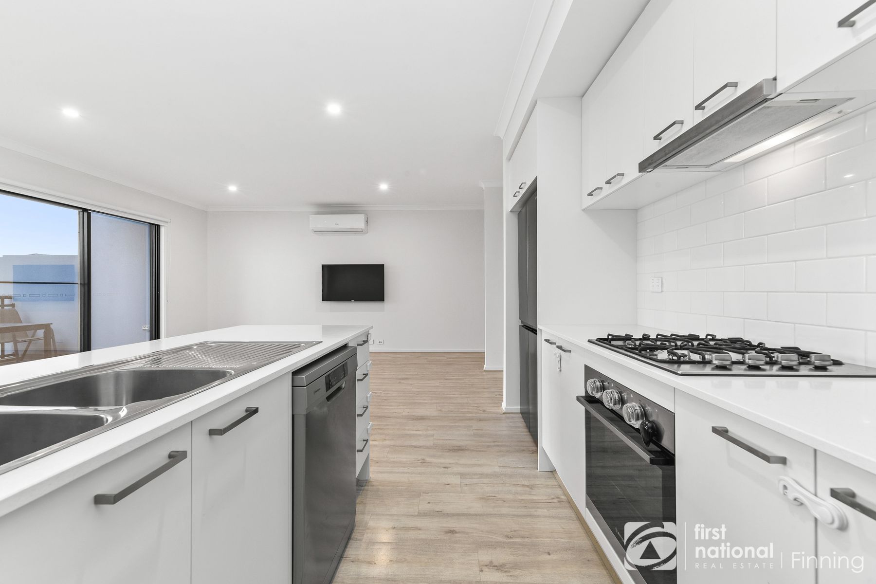 15 Hibiya Way, Clyde North VIC 3978, Clyde North - Thumbnail 2
