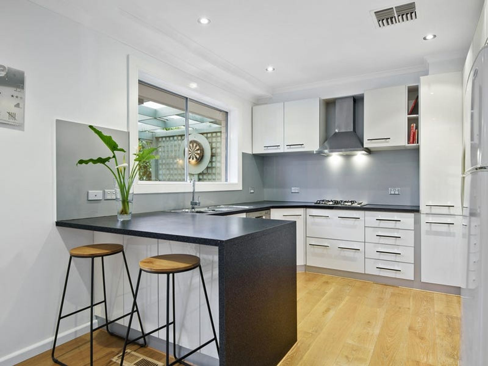 10 Clangula Court, Endeavour Hills, VIC 3802, Endeavour Hills - Thumbnail 2