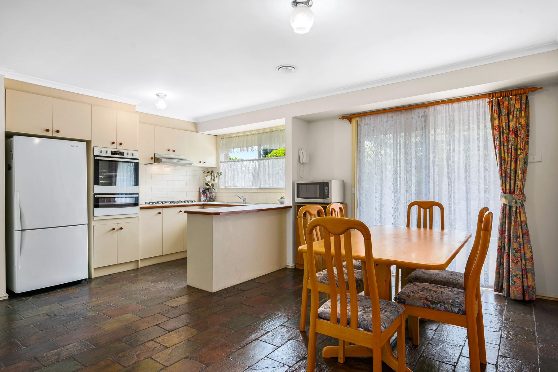 2 Treeby Court, Springvale South, VIC 3172, Springvale South - Thumbnail 4