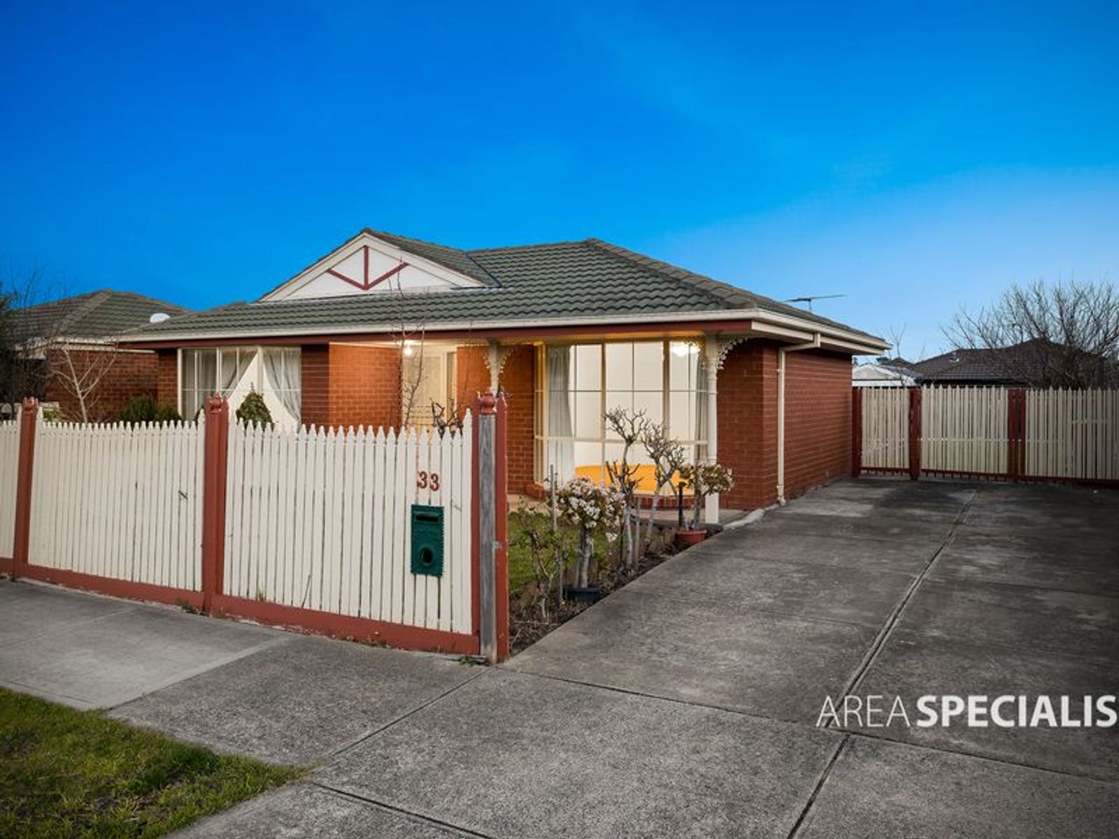 33 CORNWELL CRESCENT, Cranbourne East, VIC 3977