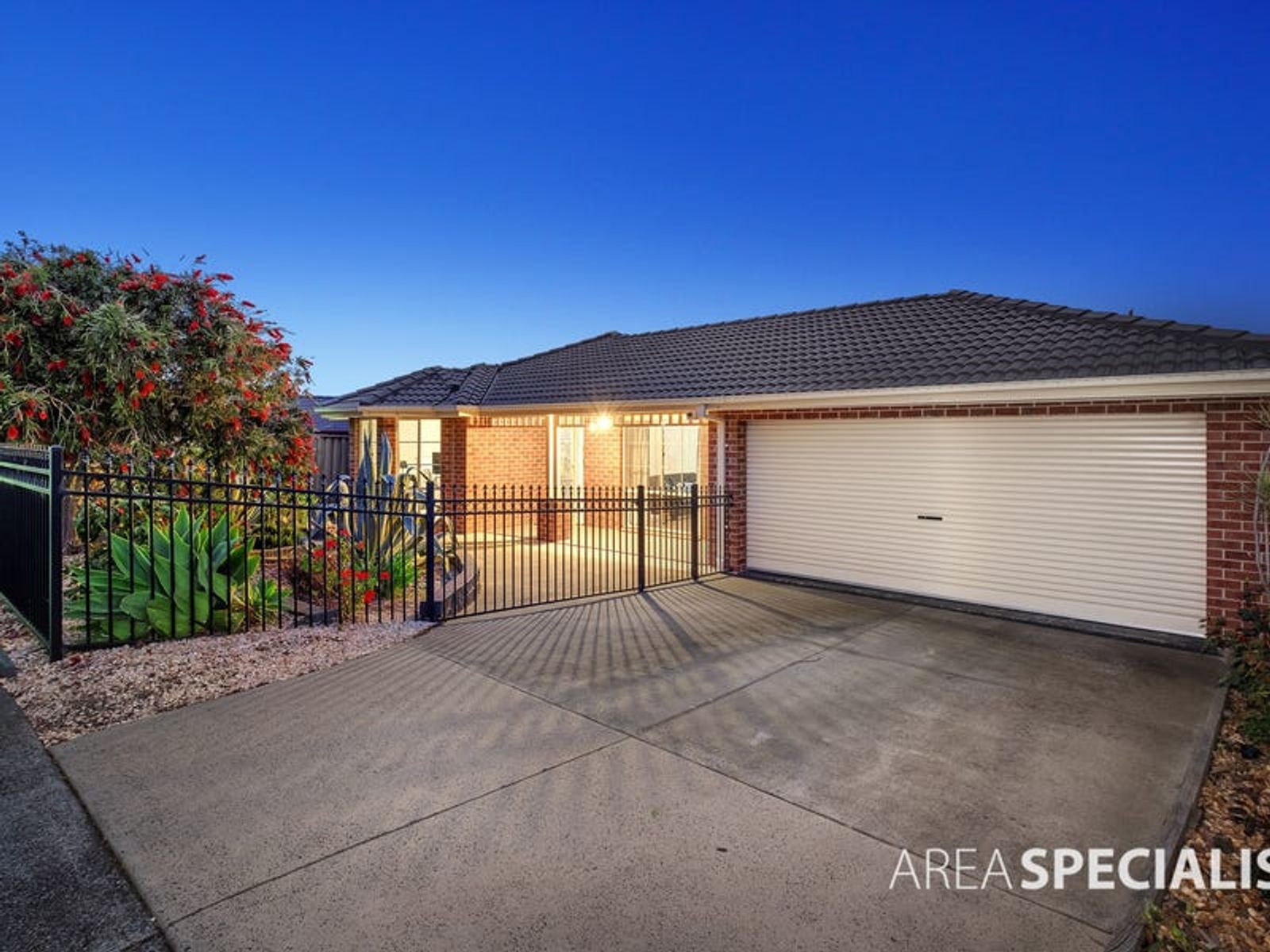 17 Oakland Drive, Hampton Park, VIC 3976, Hampton Park - Thumbnail 2