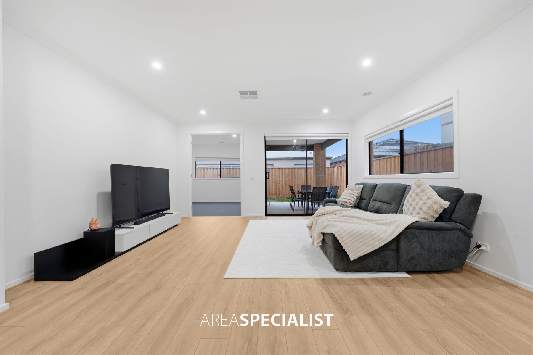 18 Celevan Street, Clyde North, Clyde North - Thumbnail 4