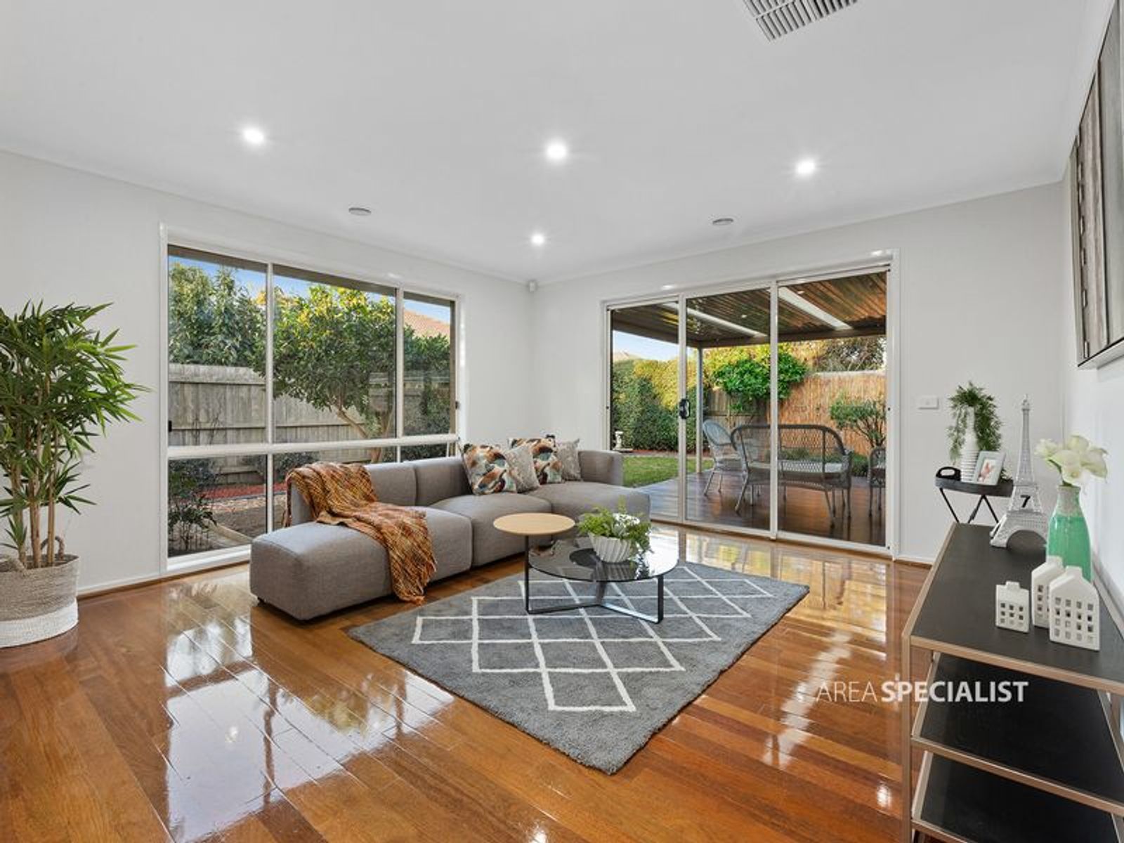 10 Phoenix Avenue, Cranbourne, VIC 3977, Cranbourne - Thumbnail 2